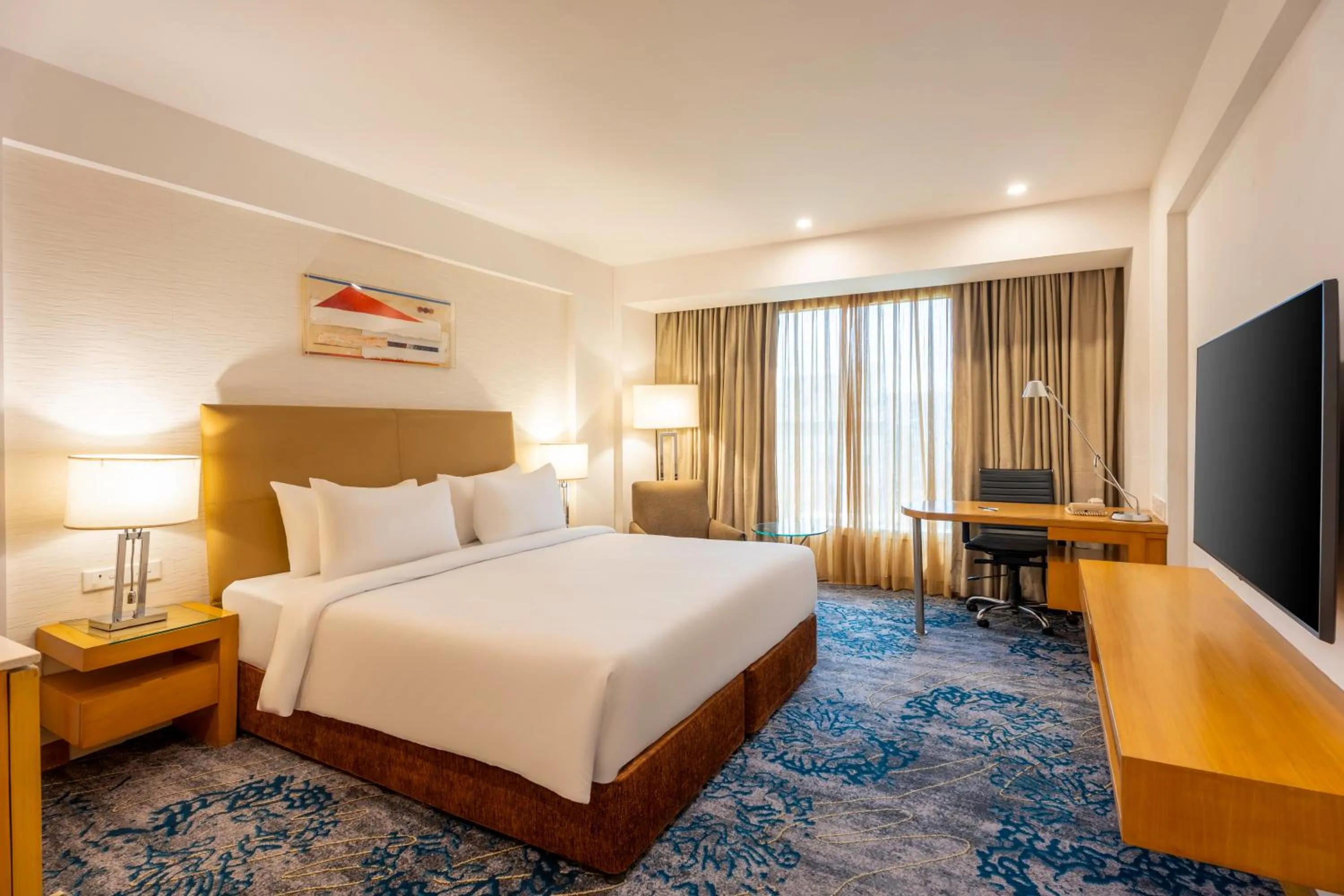 Bed in Radisson Blu Hotel Pune Kharadi