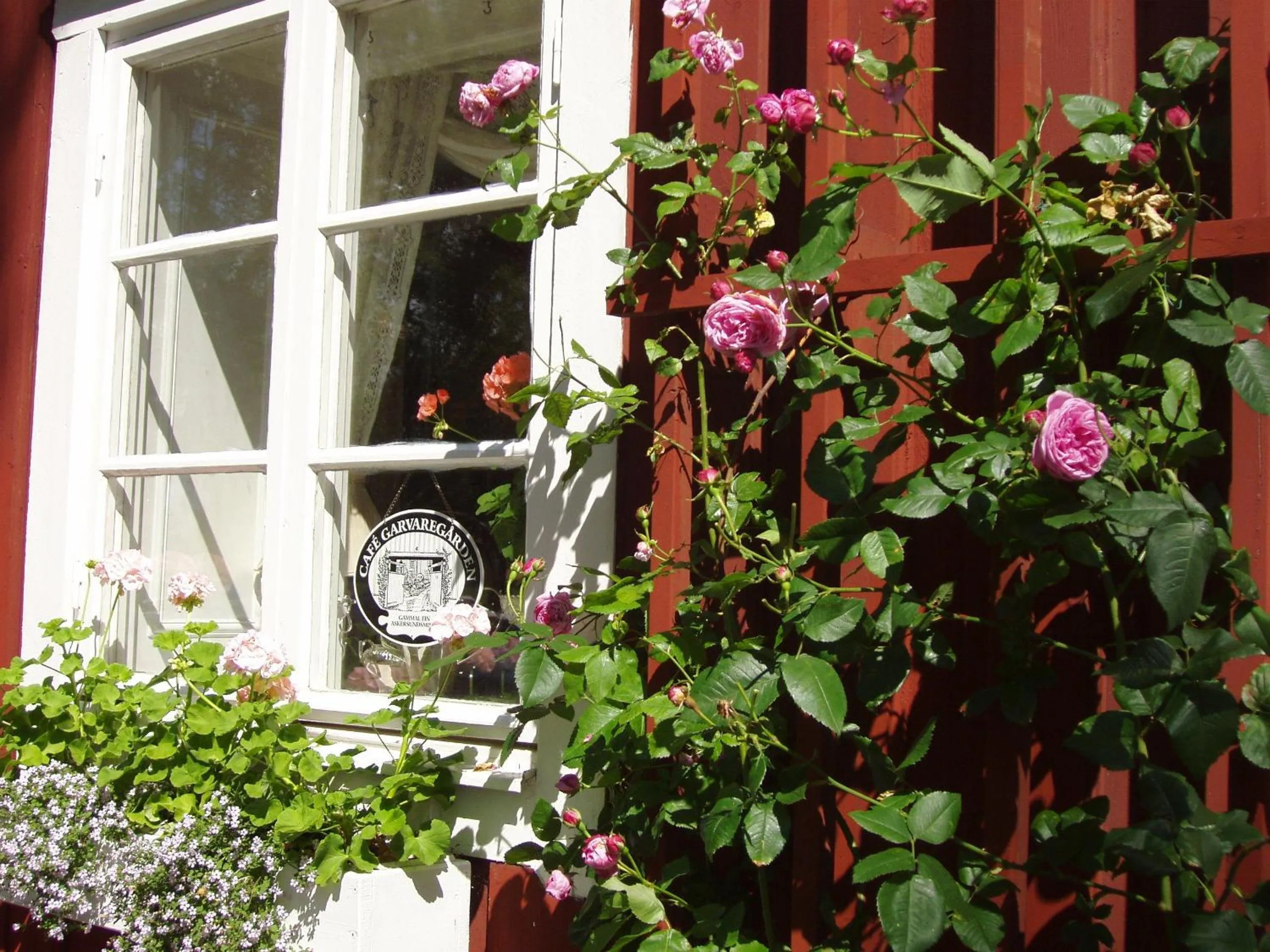 Facade/entrance in Garvaregården Hotel , B&B och Café