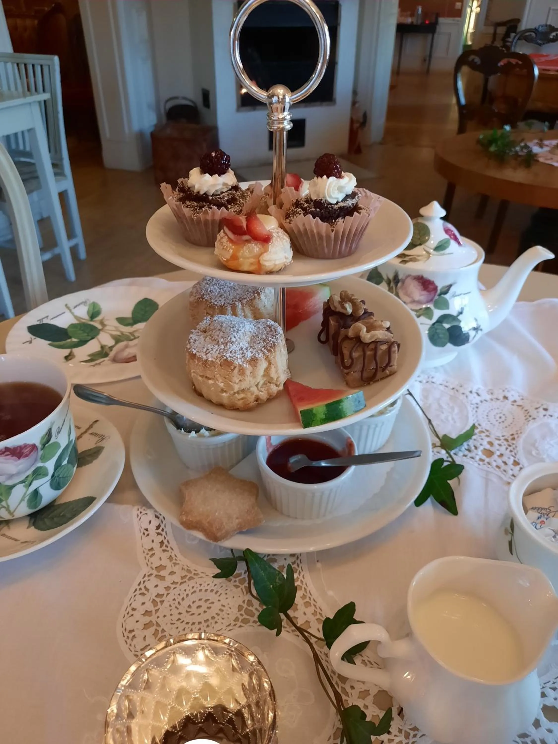 Food and drinks in Garvaregården Hotel , B&B och Café