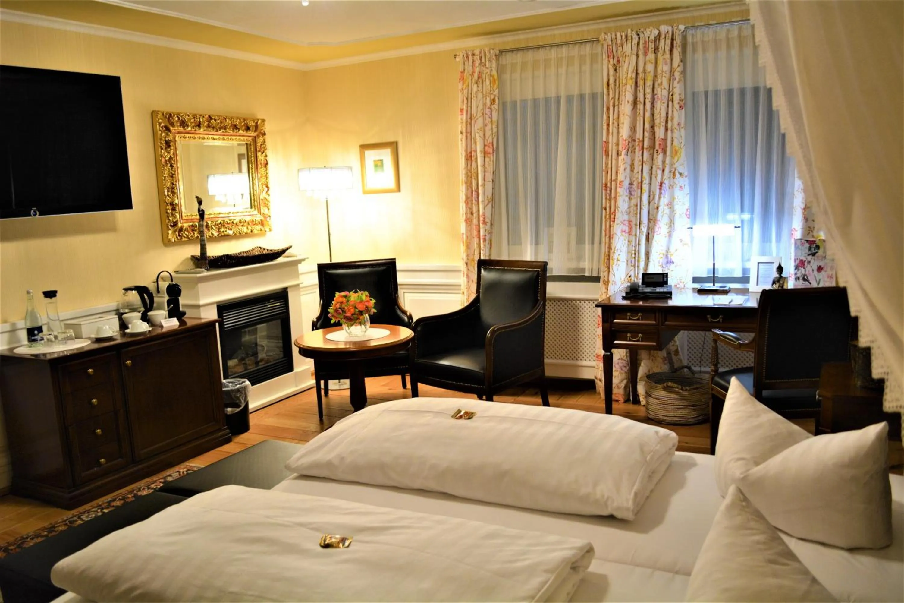 Communal lounge/ TV room, Bed in Die Kronacher Stadthotels