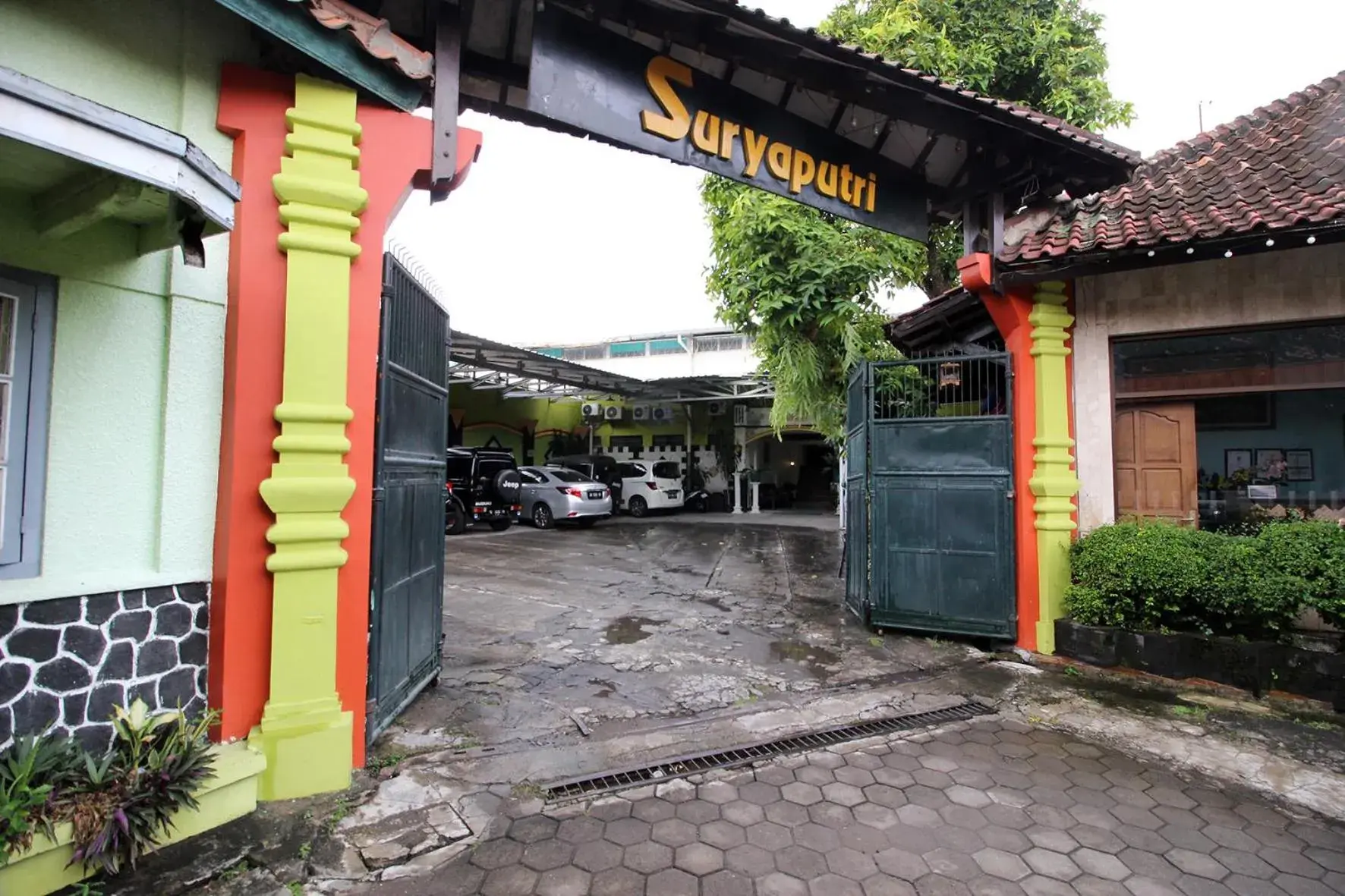 Facade/entrance in RedDoorz Plus Syariah near Lempuyangan Station 3 Facade/entrance in RedDoorz Plus Syariah near Lempuyangan Station 3