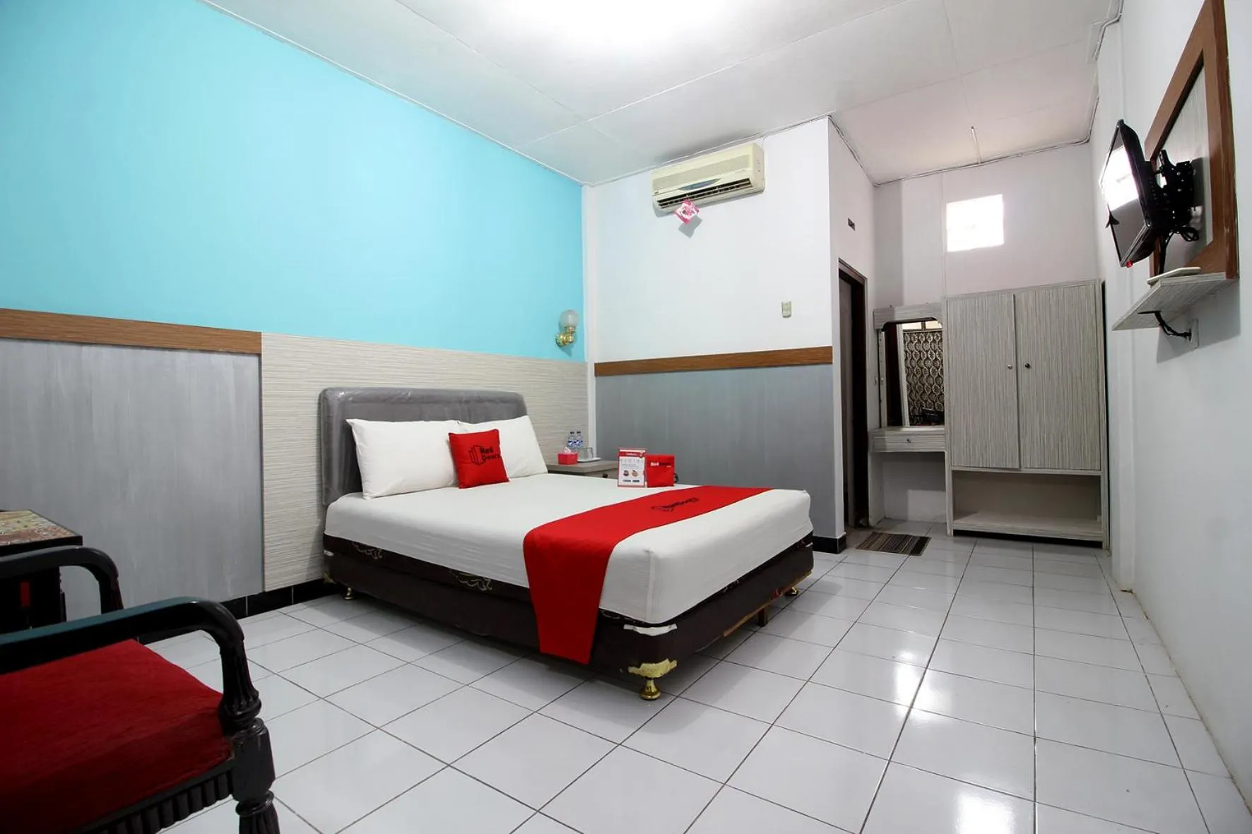 Bedroom, Bed in RedDoorz Plus Syariah near Lempuyangan Station 3