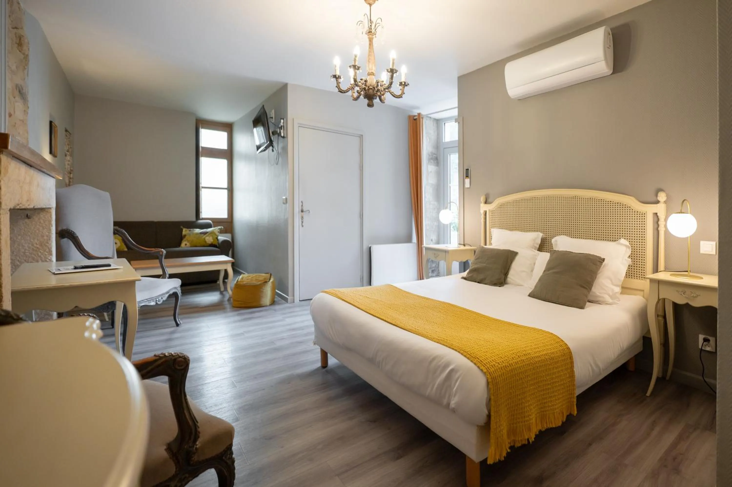 Photo of the whole room, Bed in Hôtel La Couleuvrine Sarlat Centre Ville