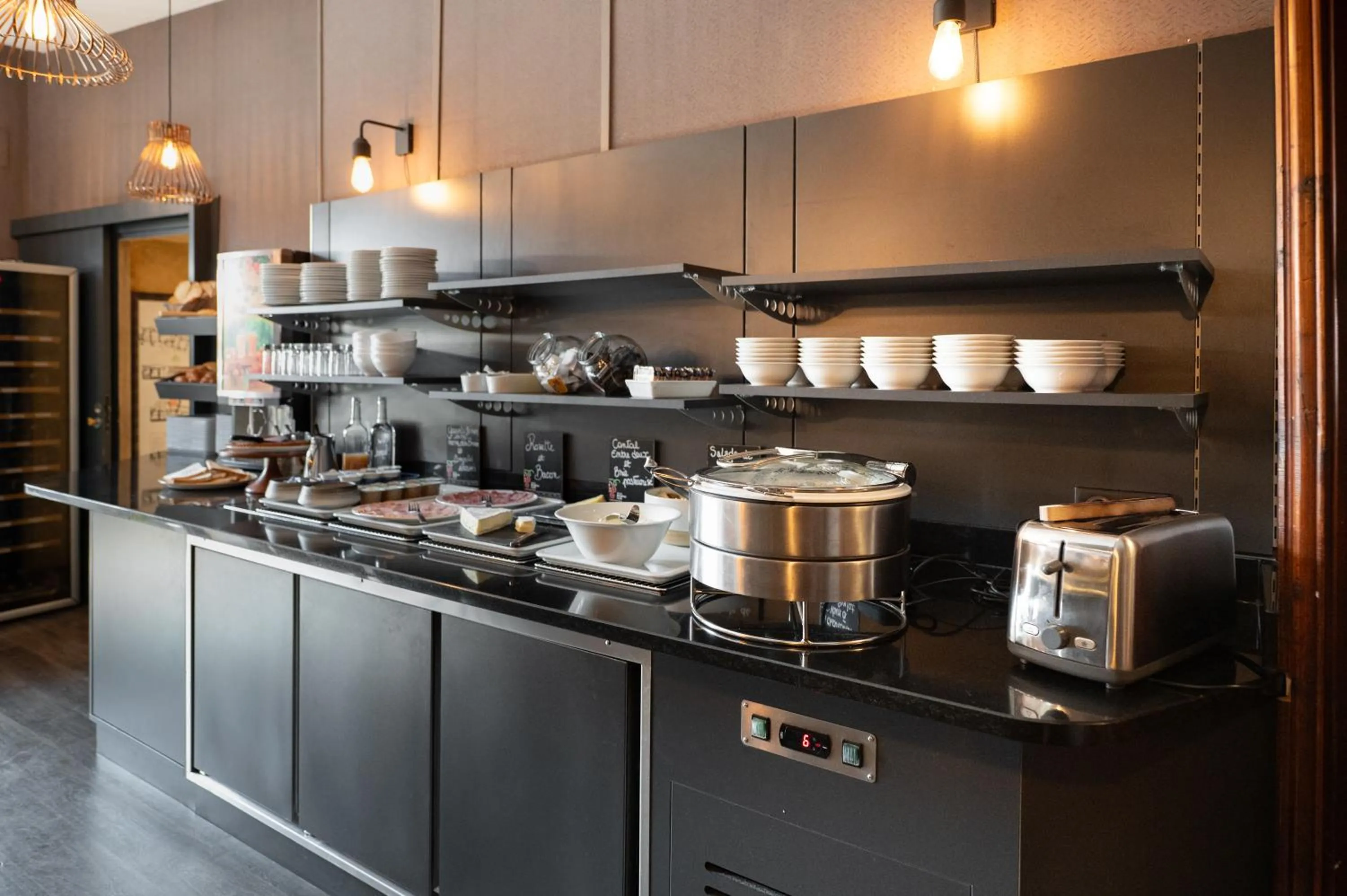 Breakfast in Hôtel La Couleuvrine Sarlat Centre Ville