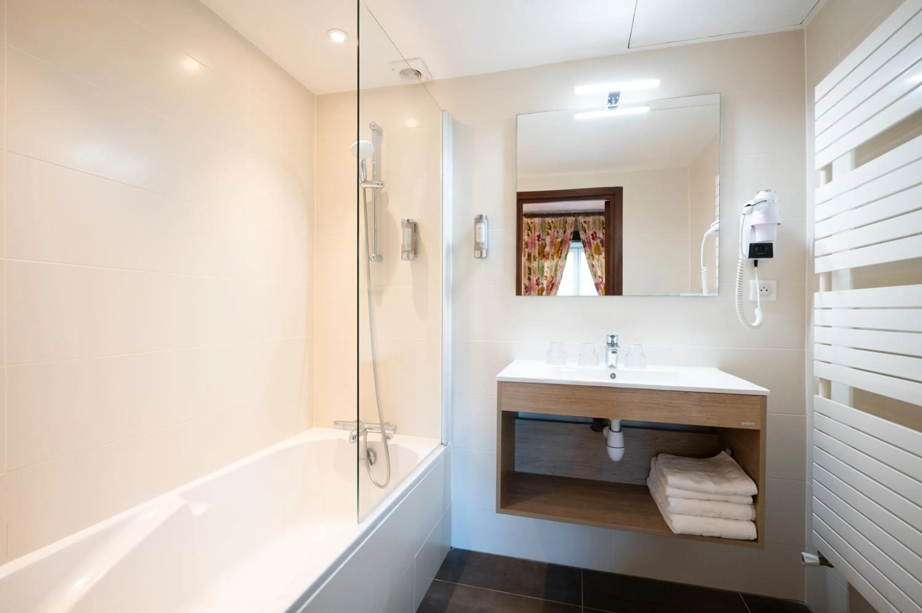 Bathroom in Hôtel La Couleuvrine Sarlat Centre Ville