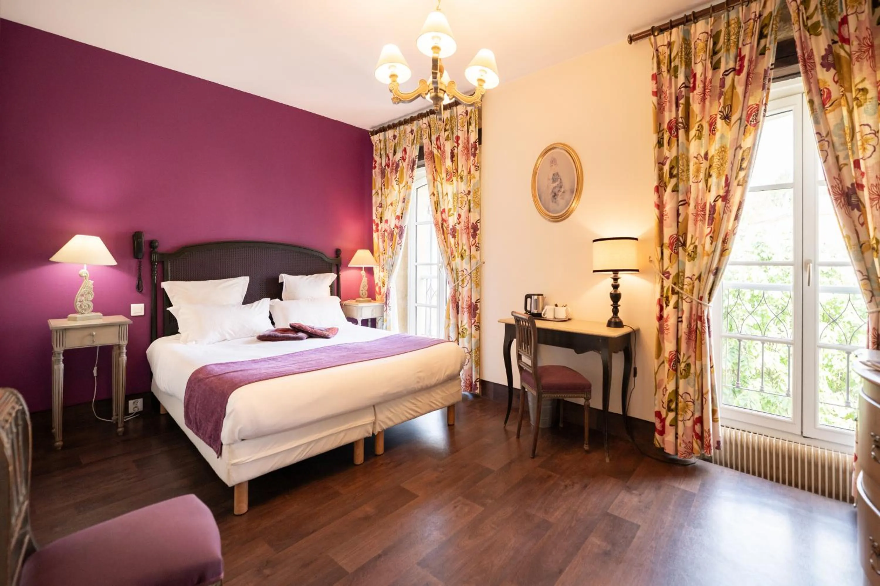 Photo of the whole room, Bed in Hôtel La Couleuvrine Sarlat Centre Ville