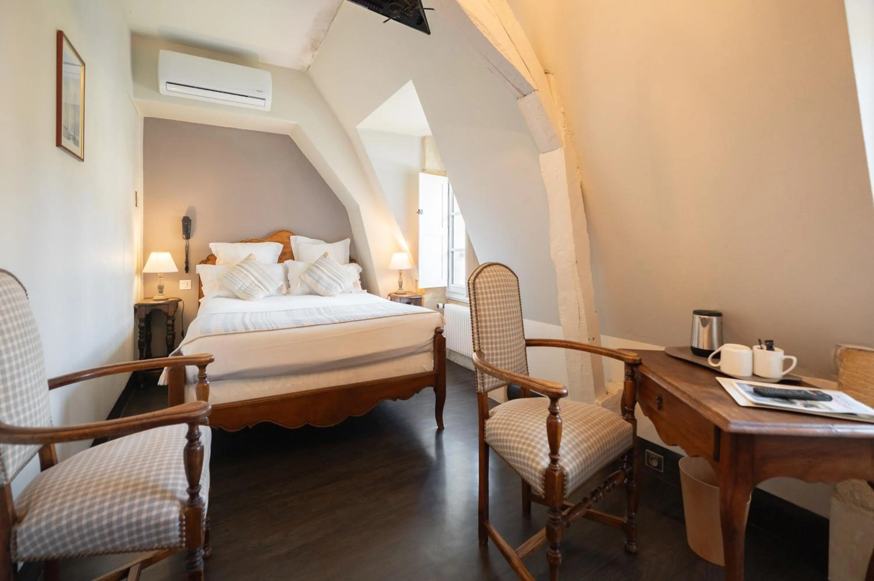 Photo of the whole room, Bed in Hôtel La Couleuvrine Sarlat Centre Ville