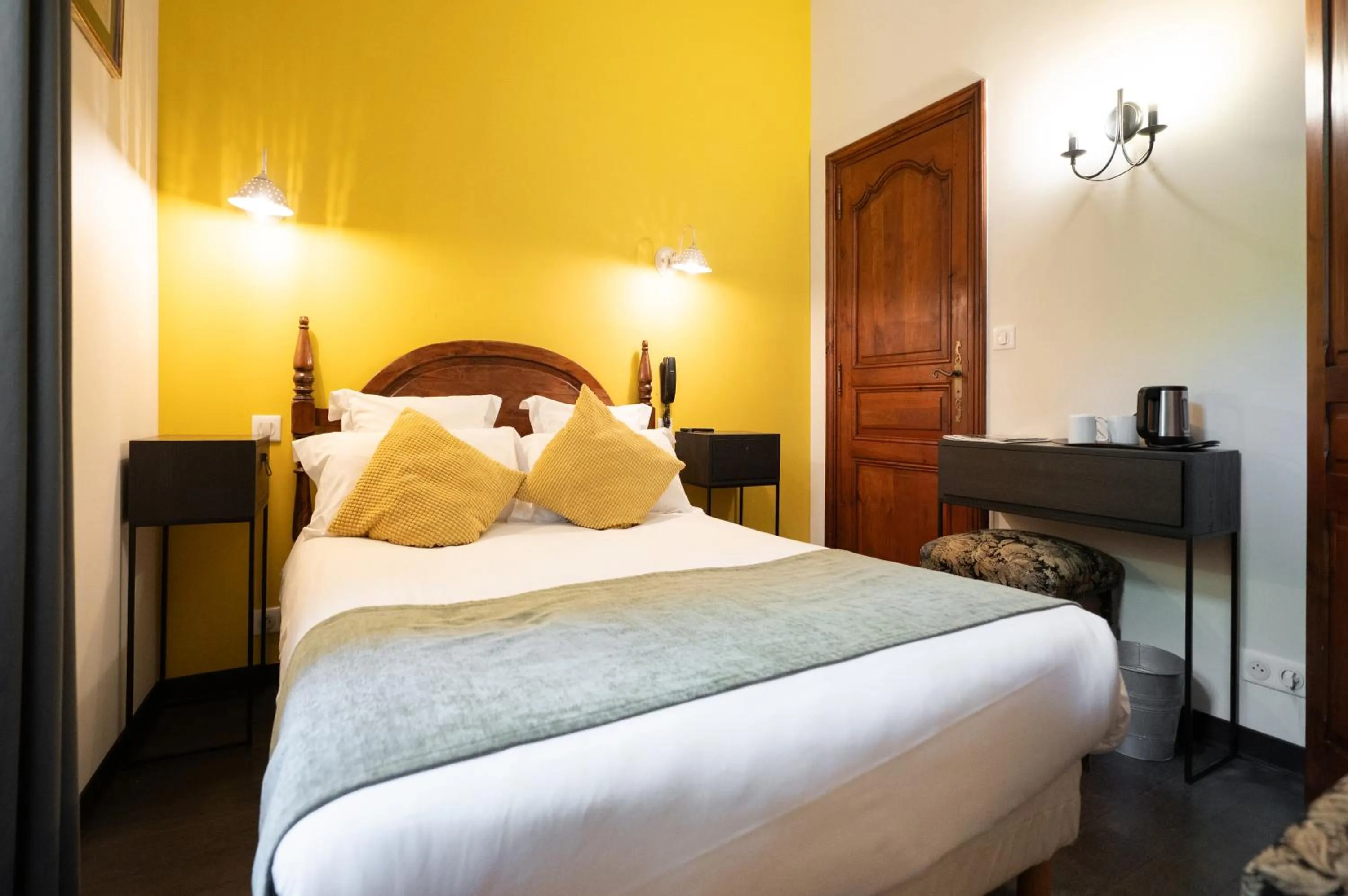 Photo of the whole room, Bed in Hôtel La Couleuvrine Sarlat Centre Ville