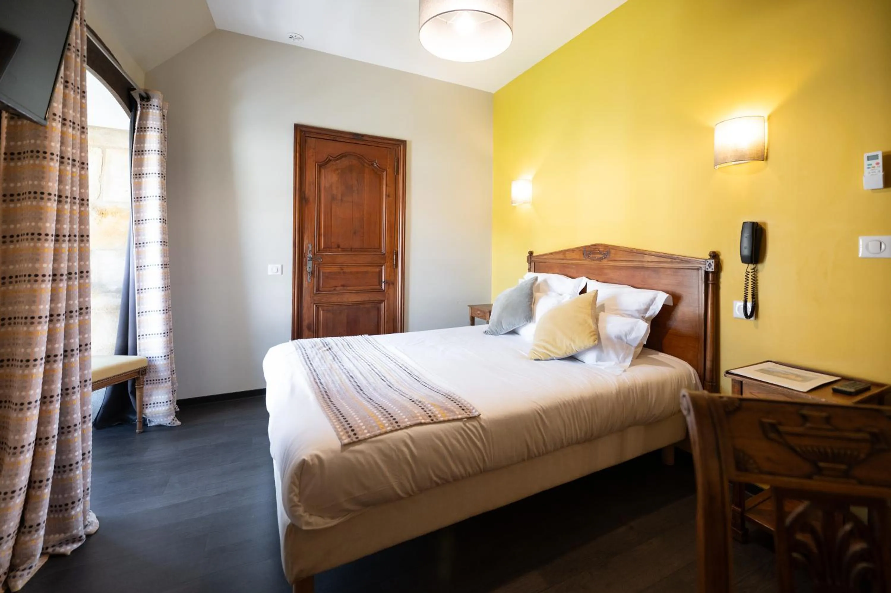 Photo of the whole room, Bed in Hôtel La Couleuvrine Sarlat Centre Ville