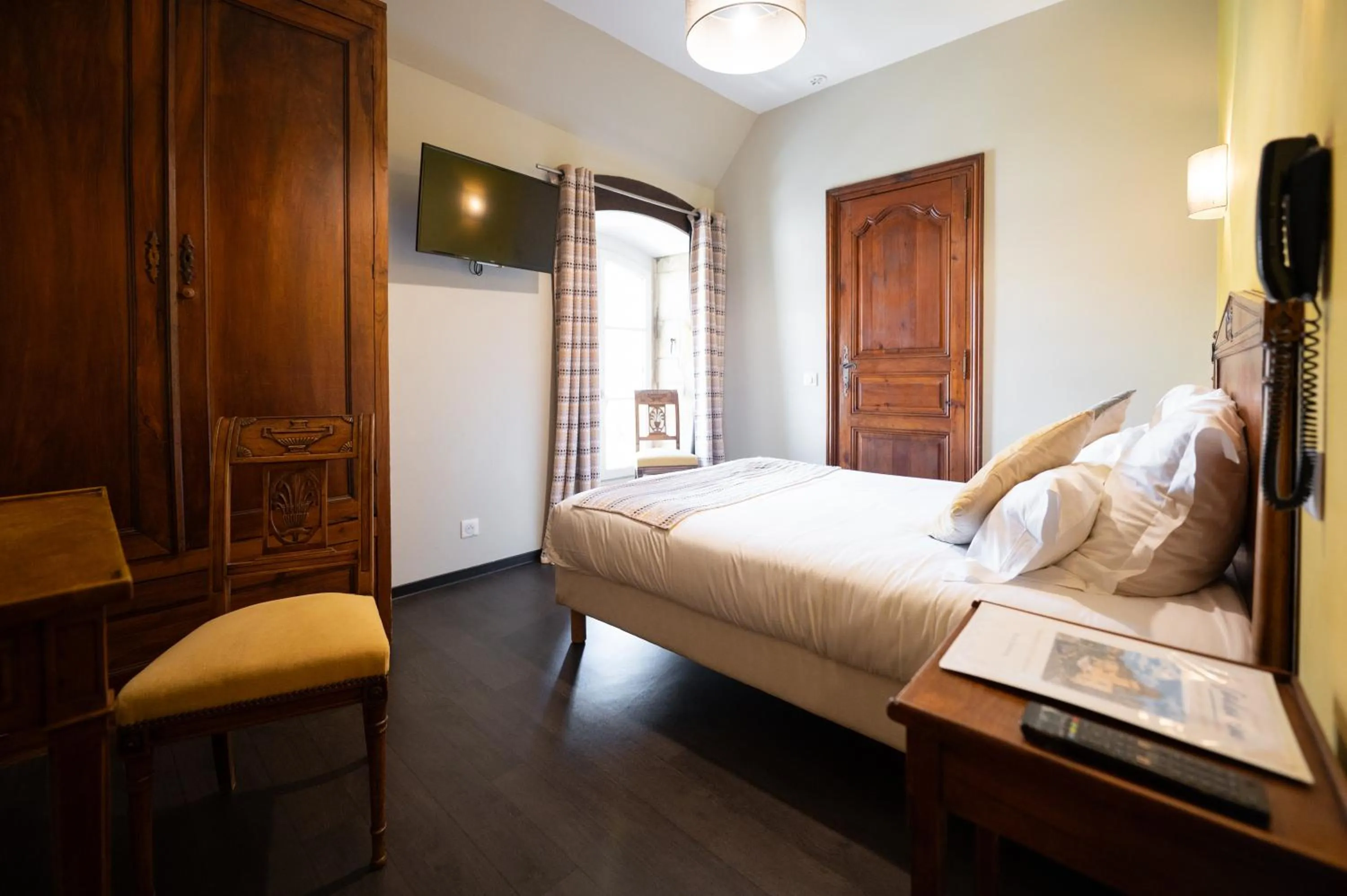 Photo of the whole room, Bed in Hôtel La Couleuvrine Sarlat Centre Ville