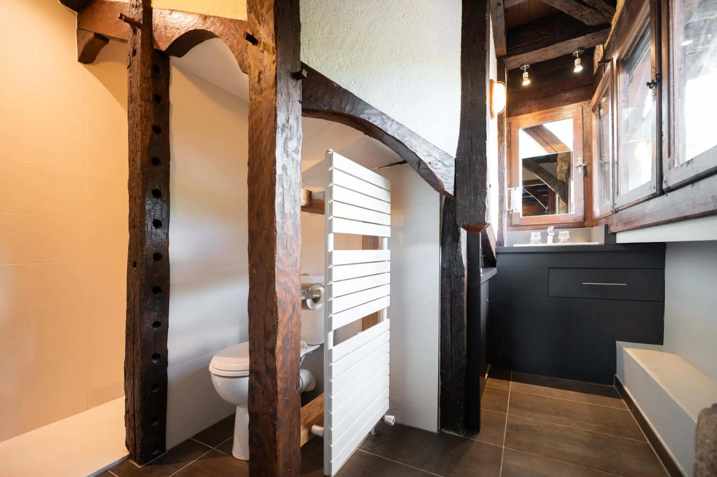 Bathroom in Hôtel La Couleuvrine Sarlat Centre Ville