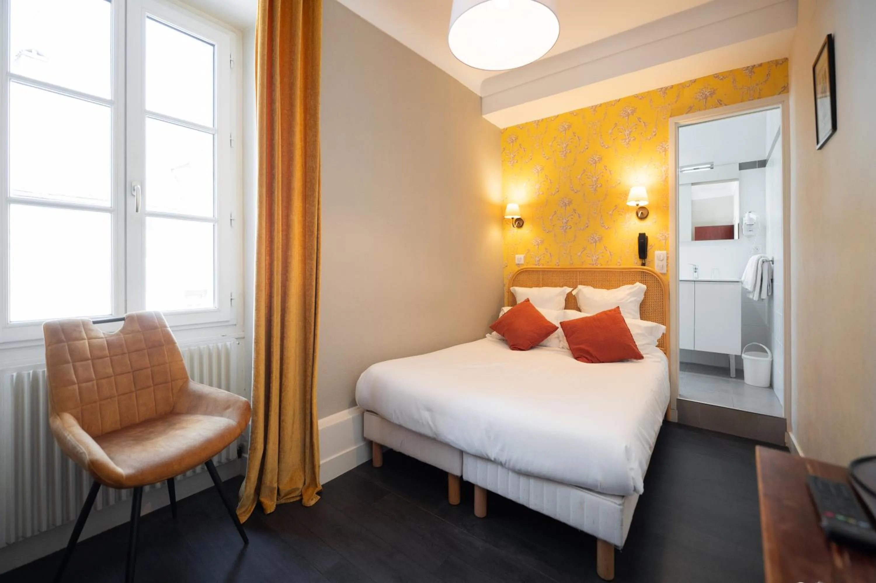 Photo of the whole room, Bed in Hôtel La Couleuvrine Sarlat Centre Ville