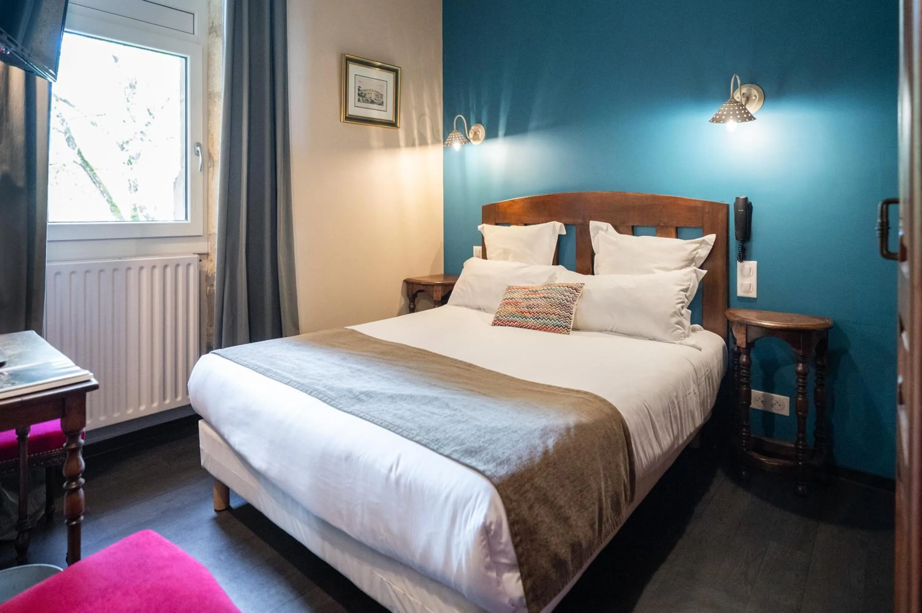 Photo of the whole room, Bed in Hôtel La Couleuvrine Sarlat Centre Ville