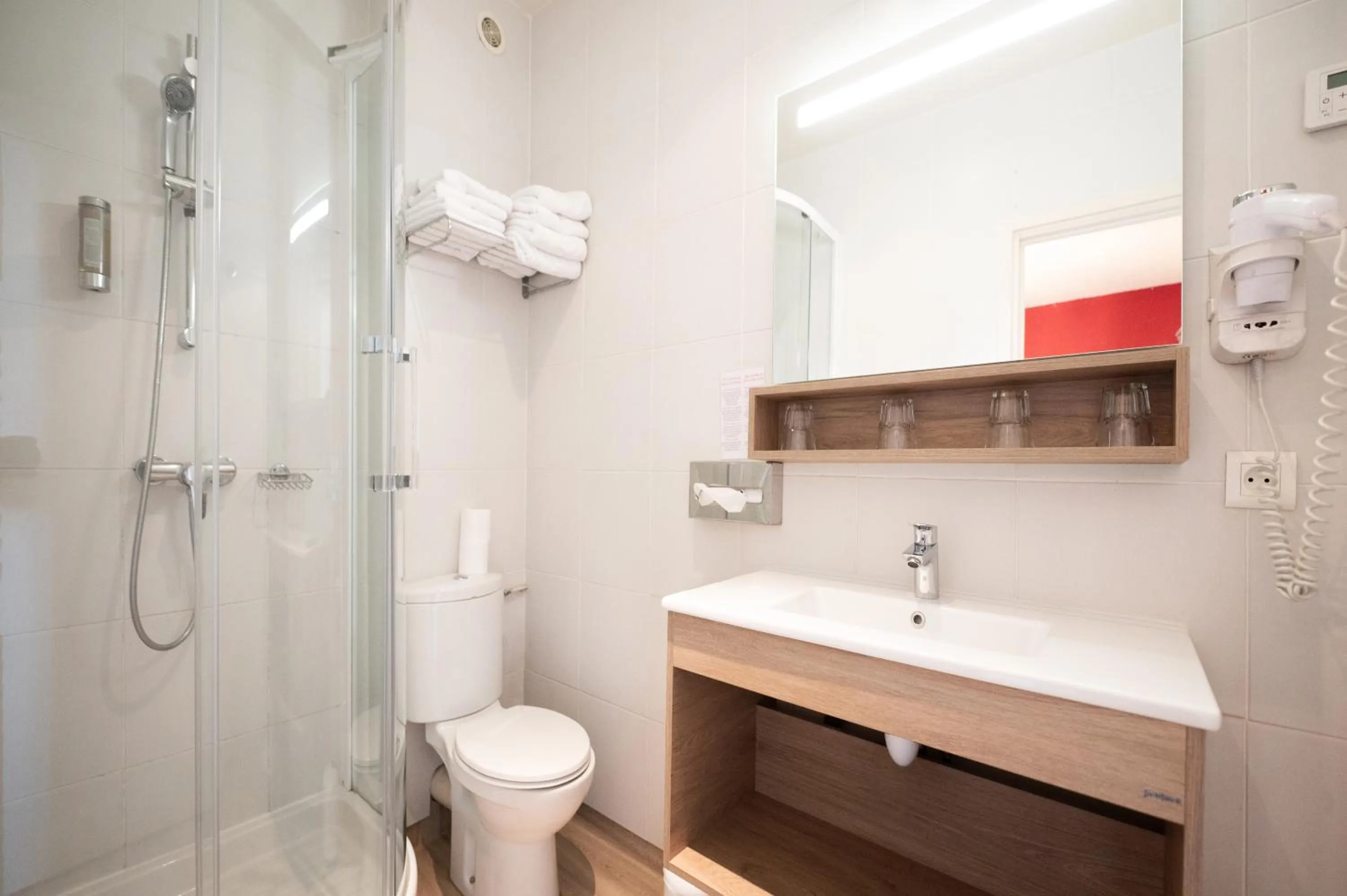 Bathroom in Hôtel La Couleuvrine Sarlat Centre Ville