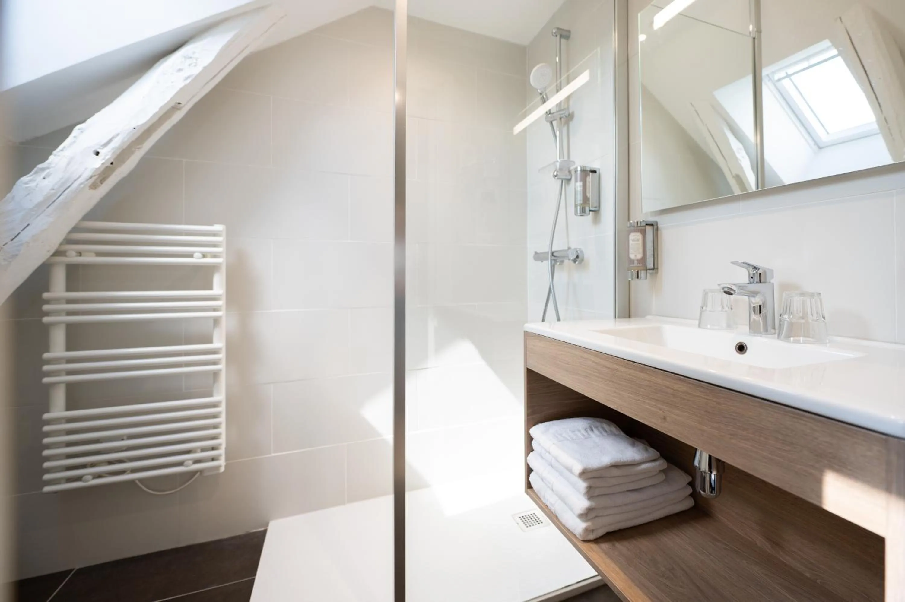 Bathroom in Hôtel La Couleuvrine Sarlat Centre Ville