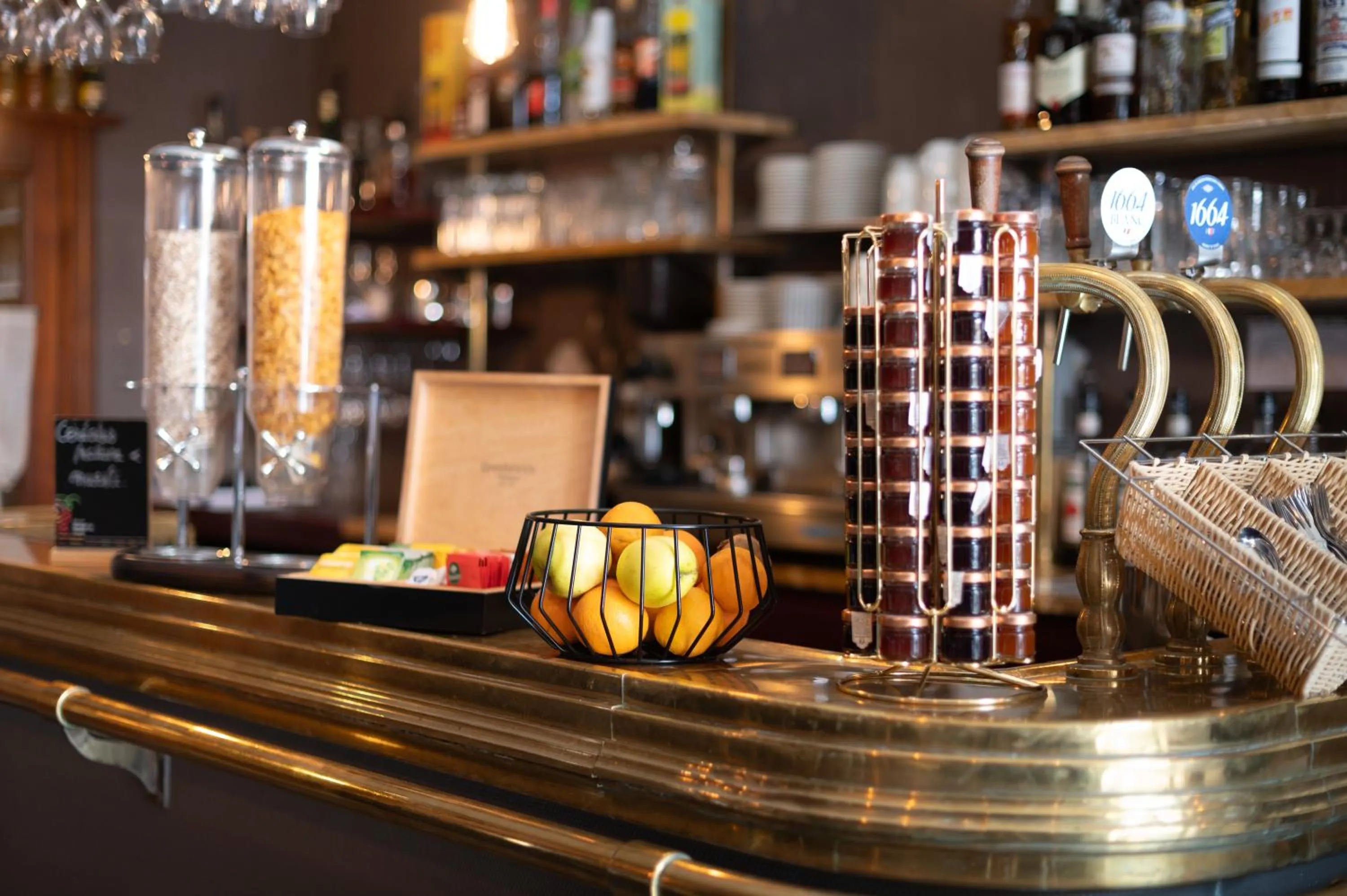 Breakfast in Hôtel La Couleuvrine Sarlat Centre Ville