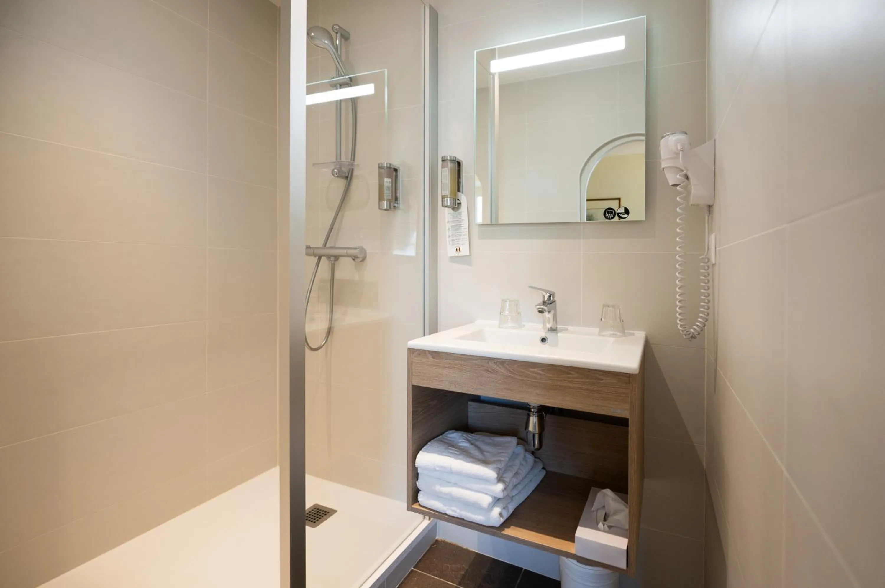 Bathroom in Hôtel La Couleuvrine Sarlat Centre Ville