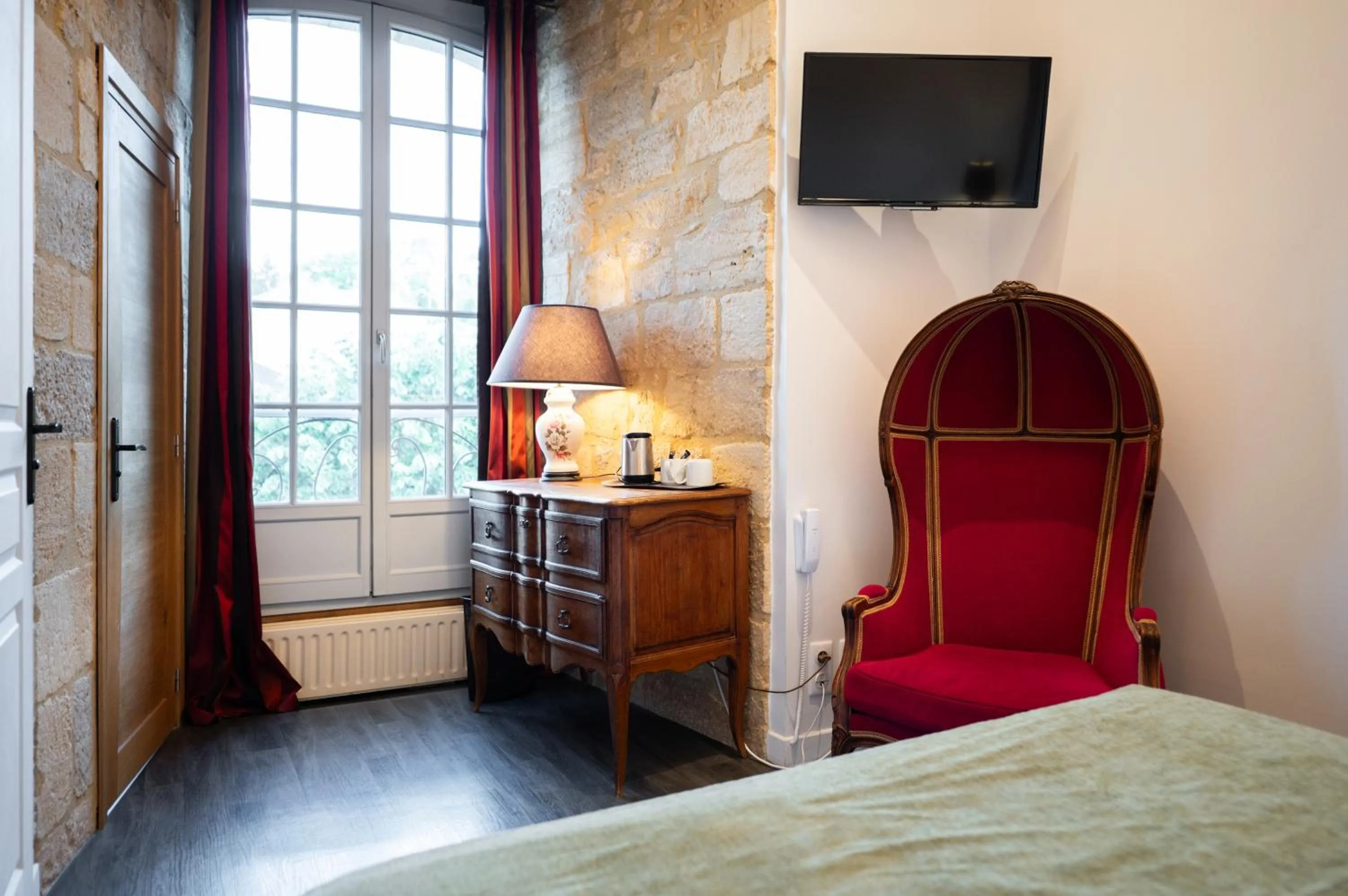 Decorative detail, Bed in Hôtel La Couleuvrine Sarlat Centre Ville