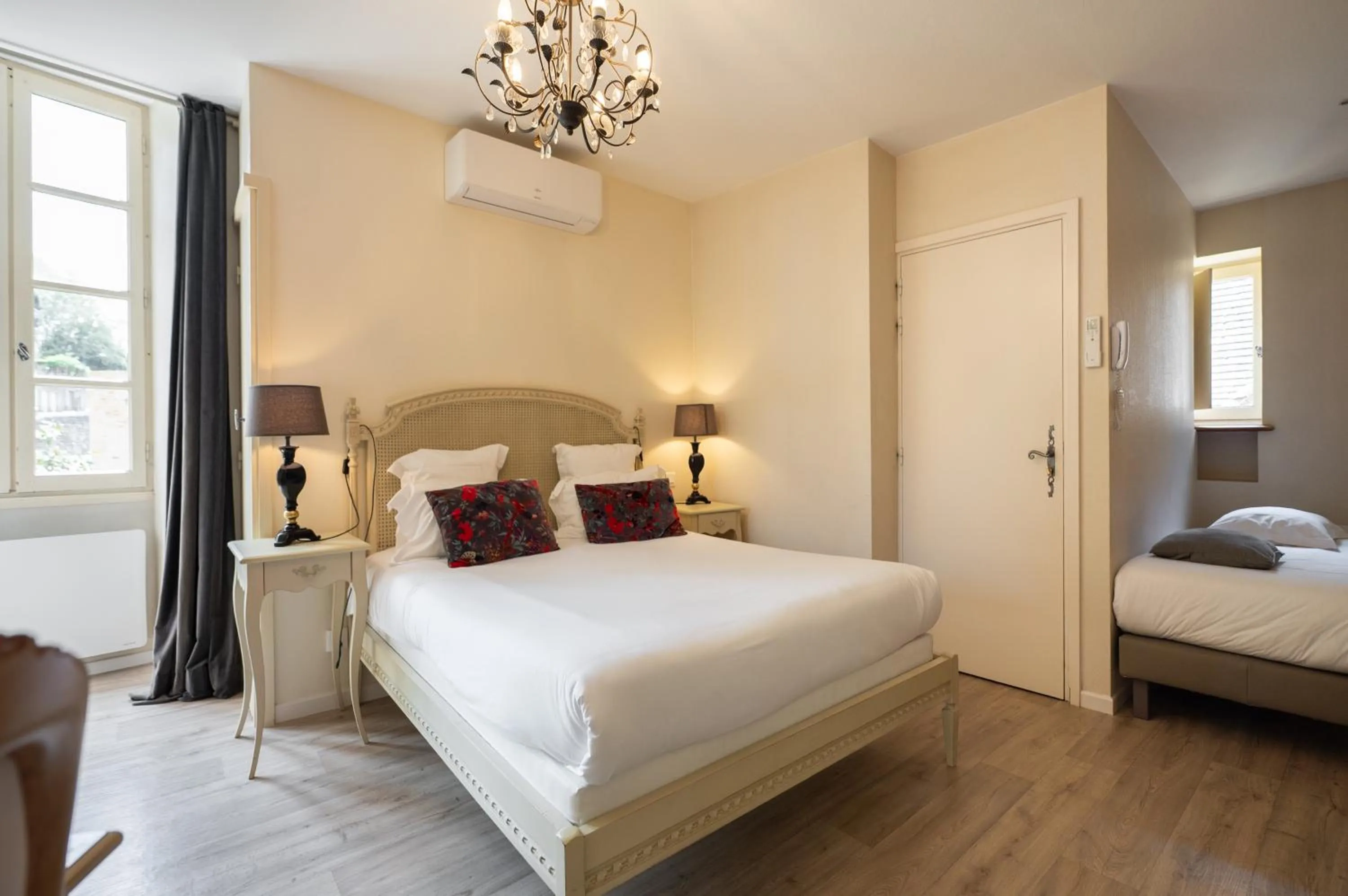 Photo of the whole room, Bed in Hôtel La Couleuvrine Sarlat Centre Ville