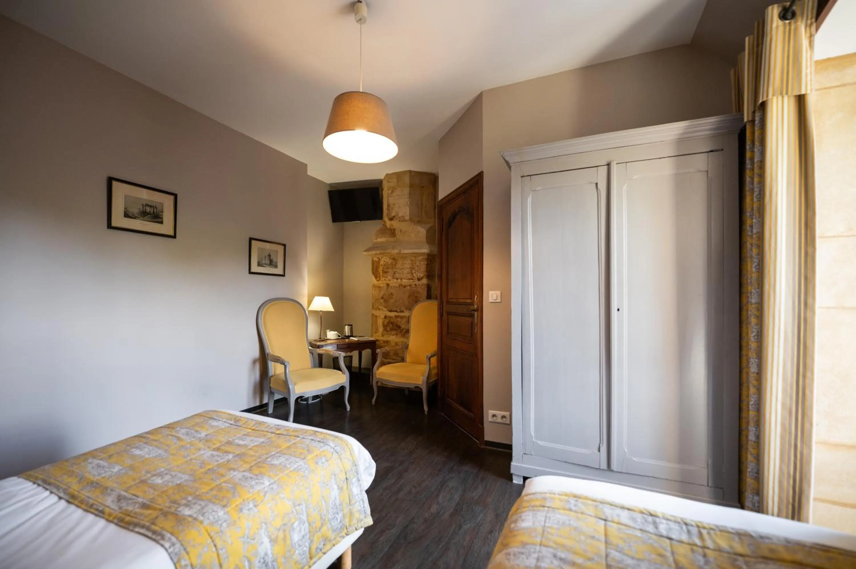 Photo of the whole room, Bed in Hôtel La Couleuvrine Sarlat Centre Ville