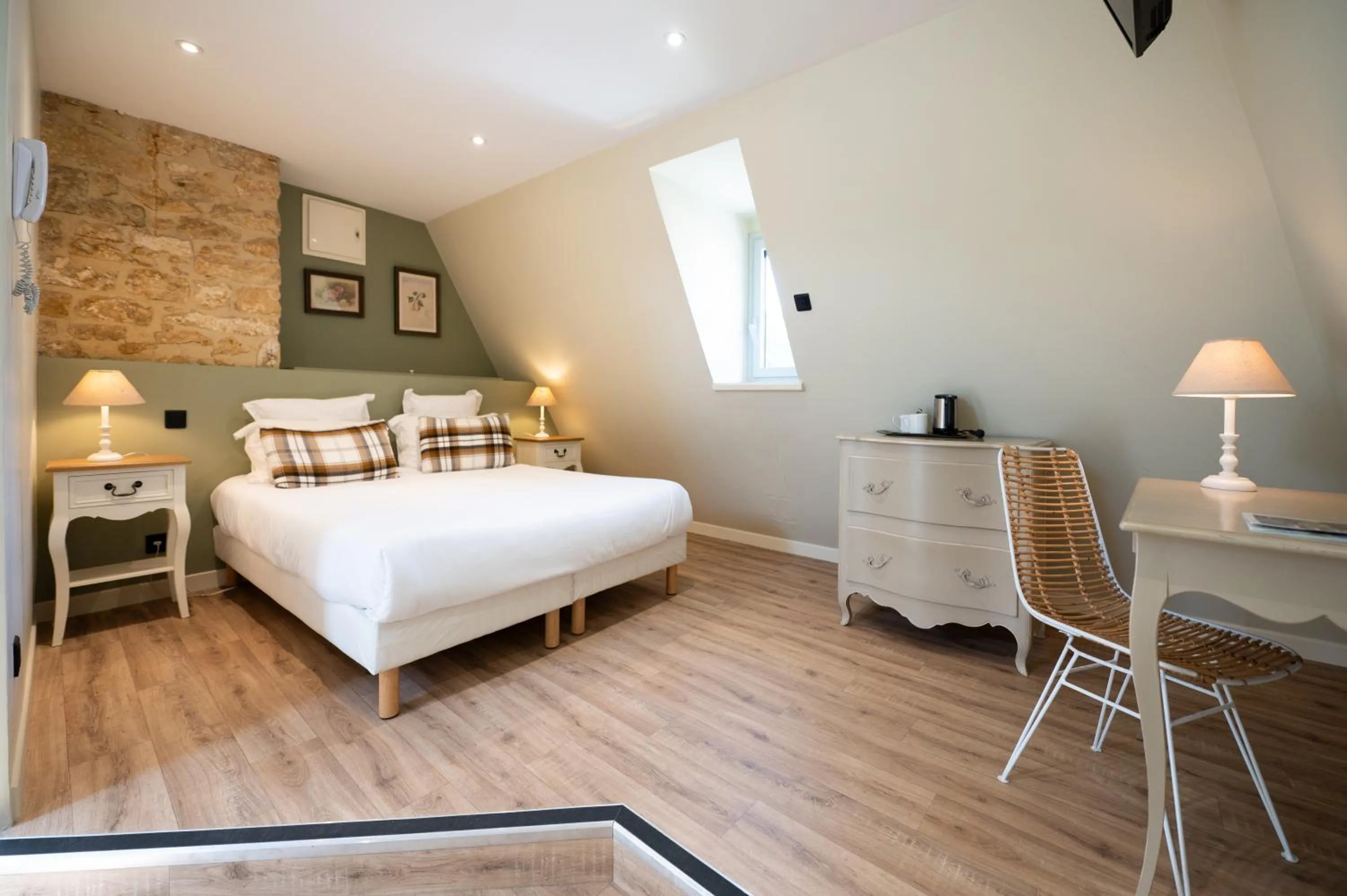 Photo of the whole room, Bed in Hôtel La Couleuvrine Sarlat Centre Ville