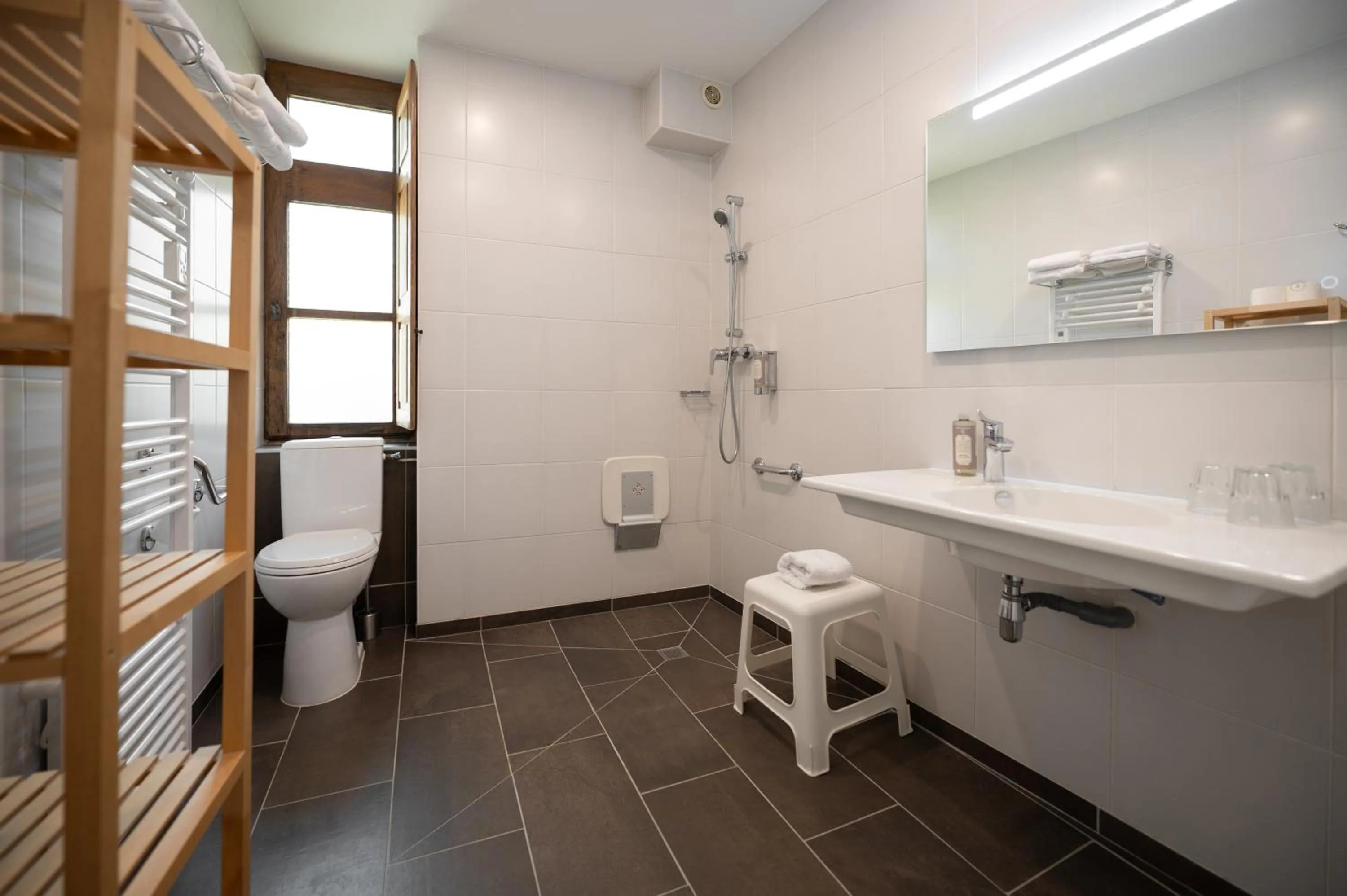 Bathroom in Hôtel La Couleuvrine Sarlat Centre Ville