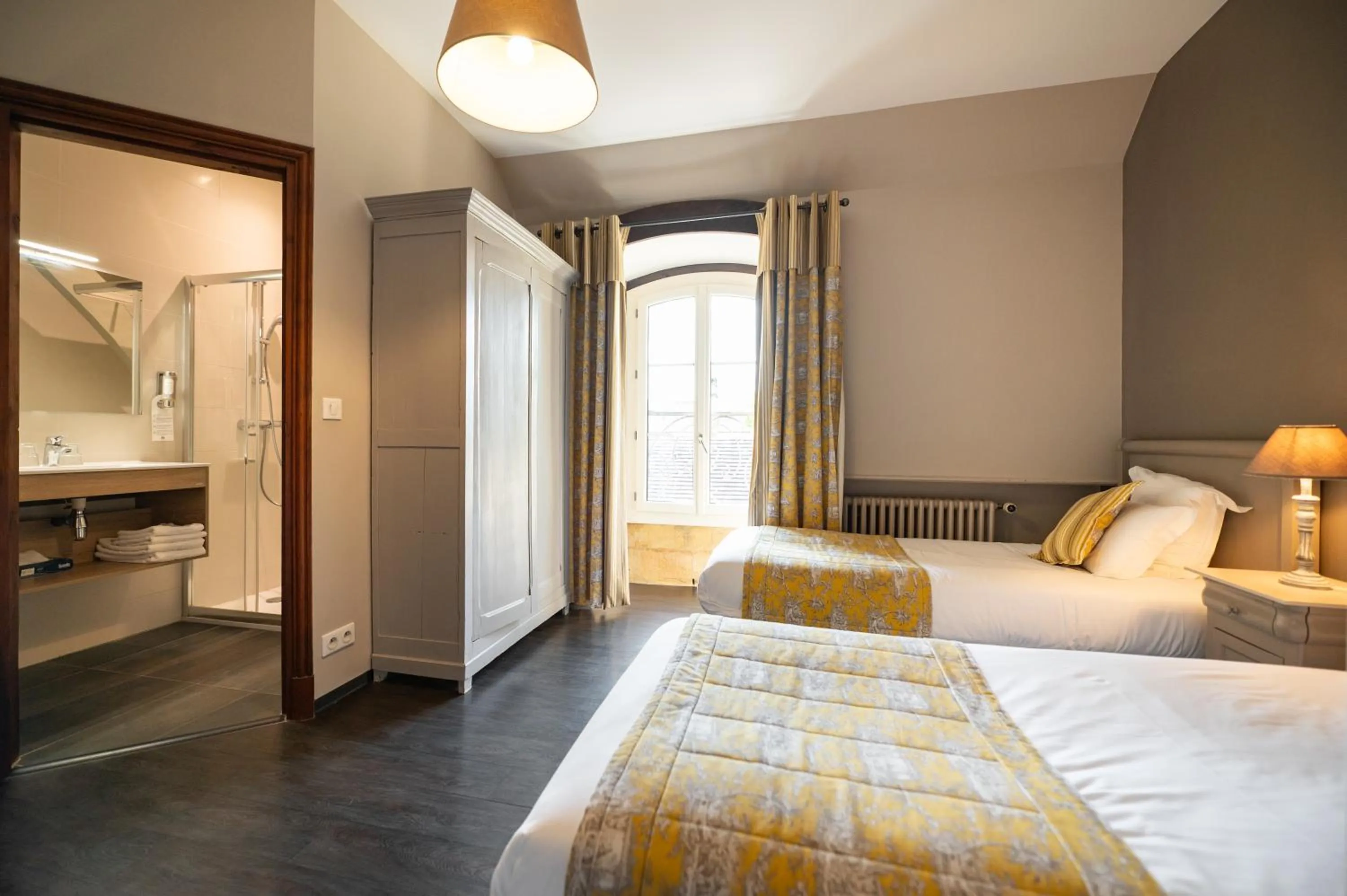 Photo of the whole room, Bed in Hôtel La Couleuvrine Sarlat Centre Ville