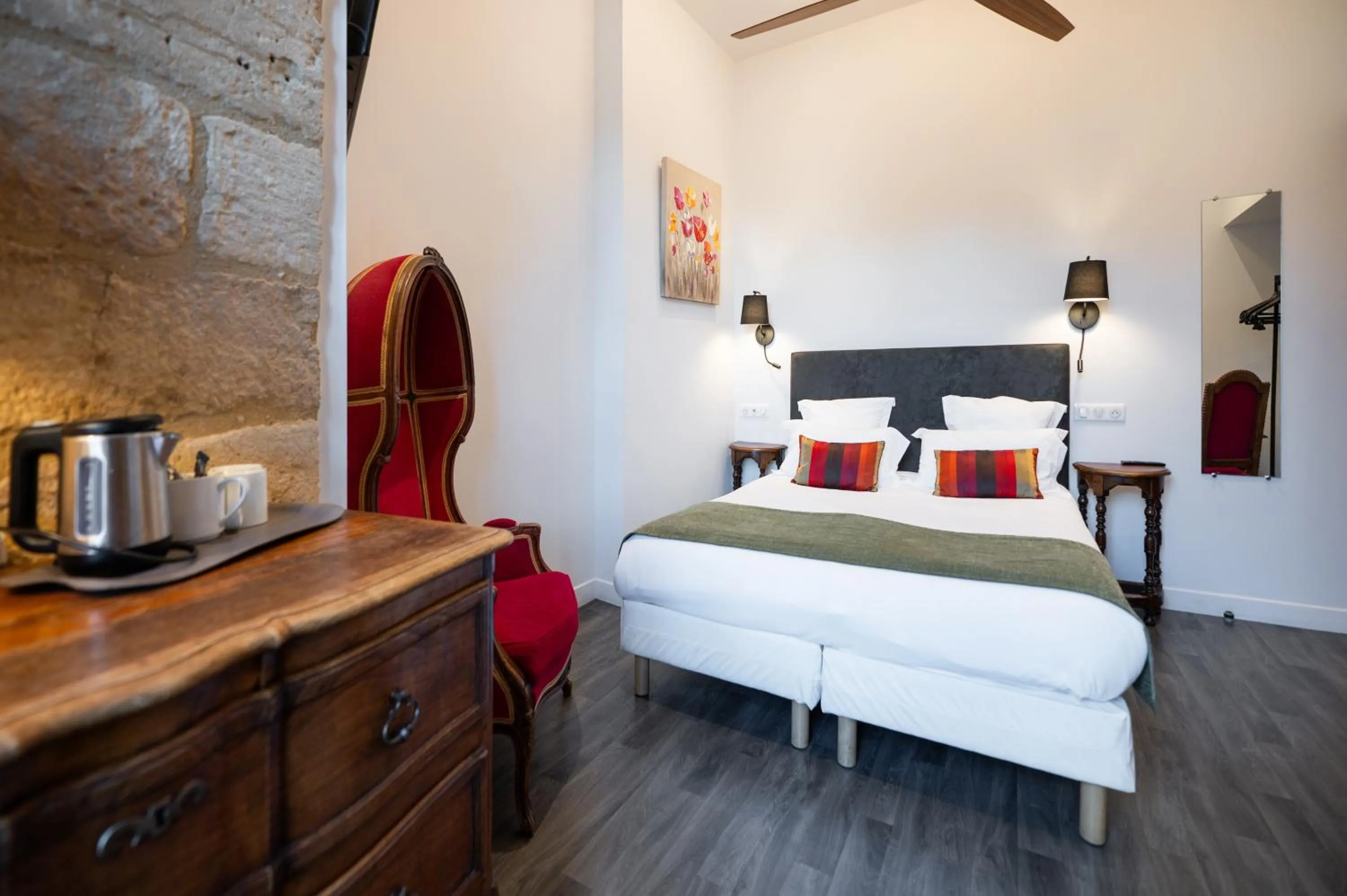 Photo of the whole room, Bed in Hôtel La Couleuvrine Sarlat Centre Ville