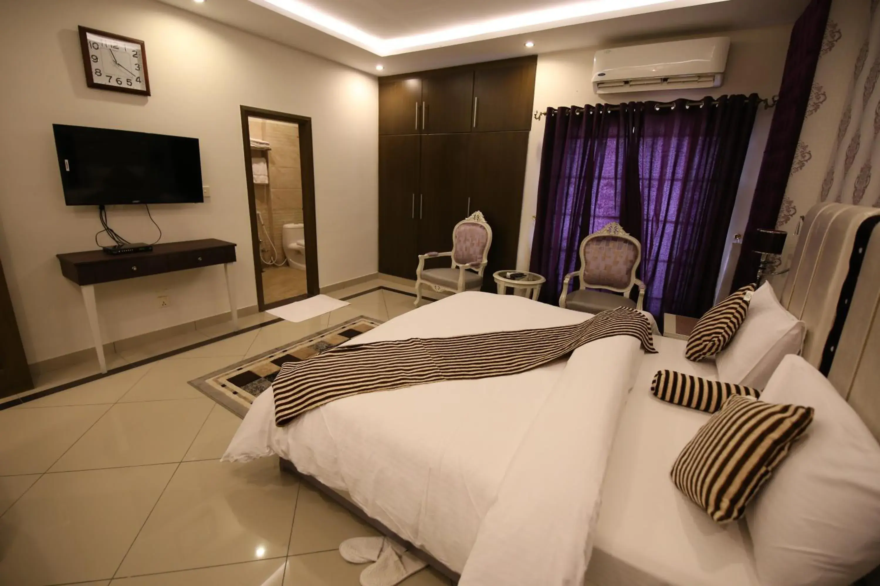 Bedroom, Bed in Safari Club 4 Bedroom, Bed in Safari Club 4