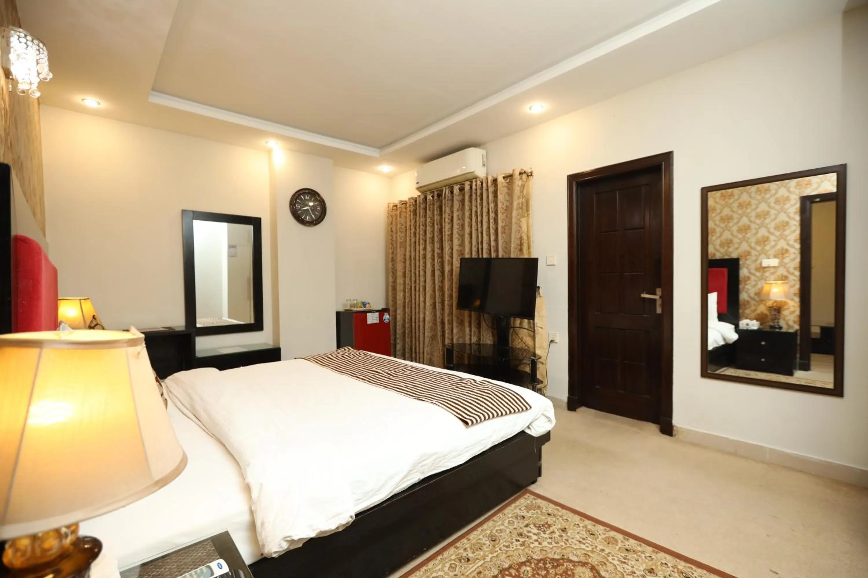 Bedroom, Bed in Safari Club 4