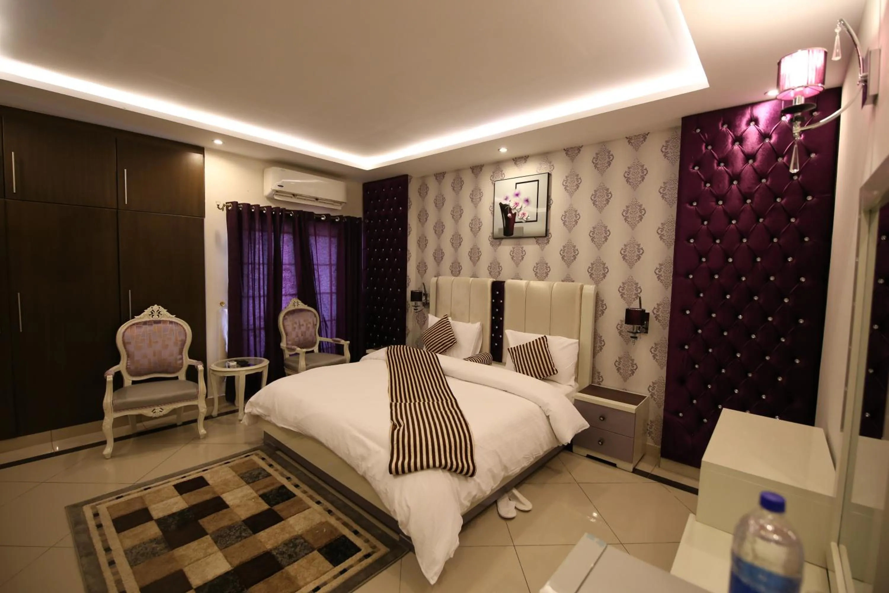 Photo of the whole room, Bed in Safari Club 4