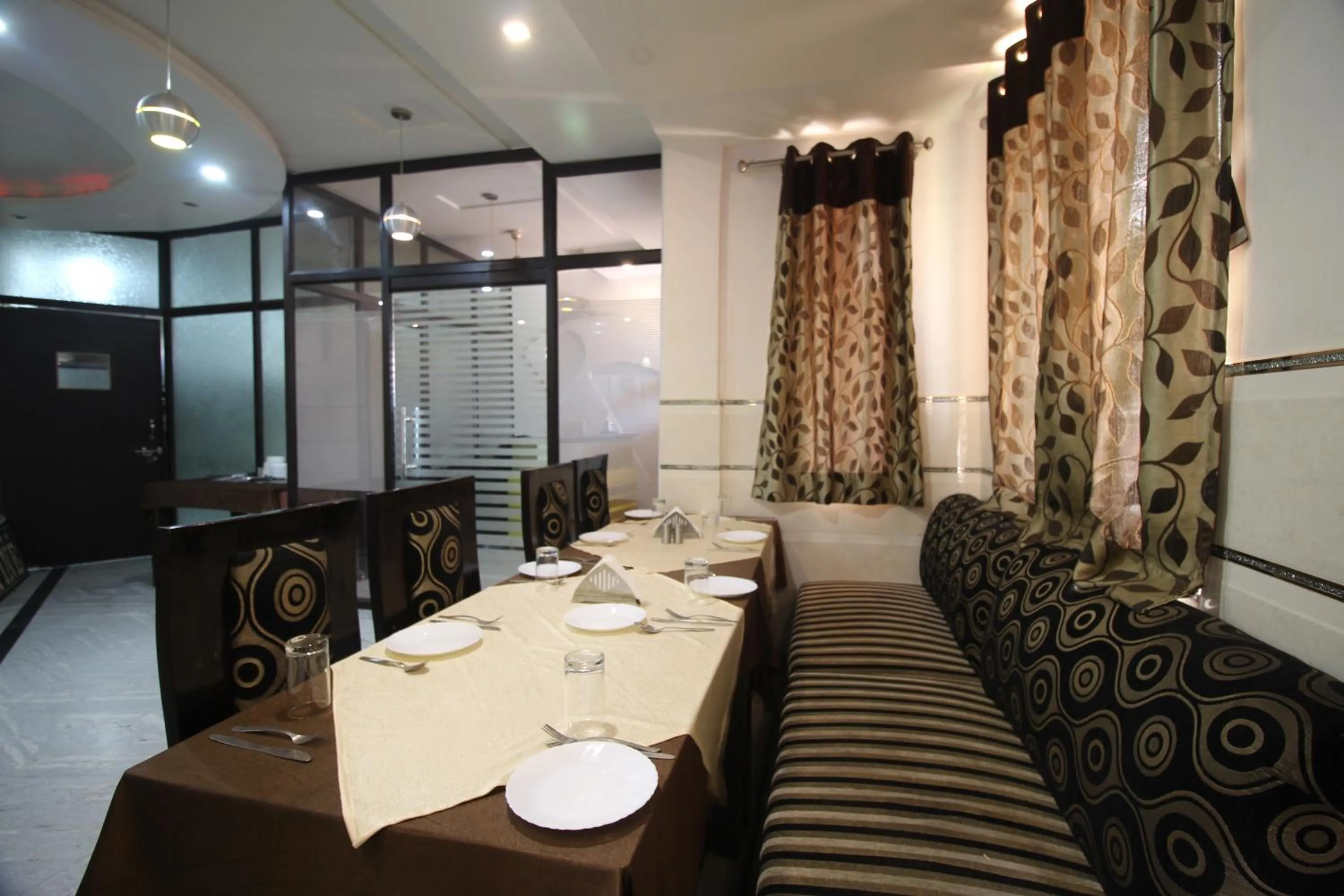 Restaurant/places to eat in FabExpress Alpine