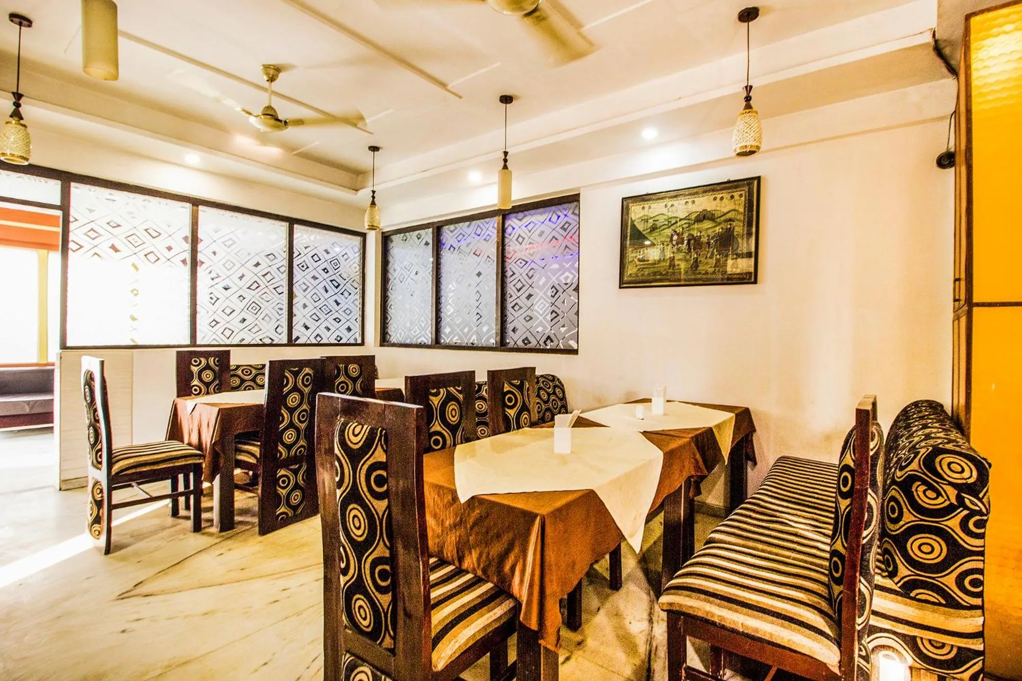 Restaurant/places to eat in FabExpress Alpine