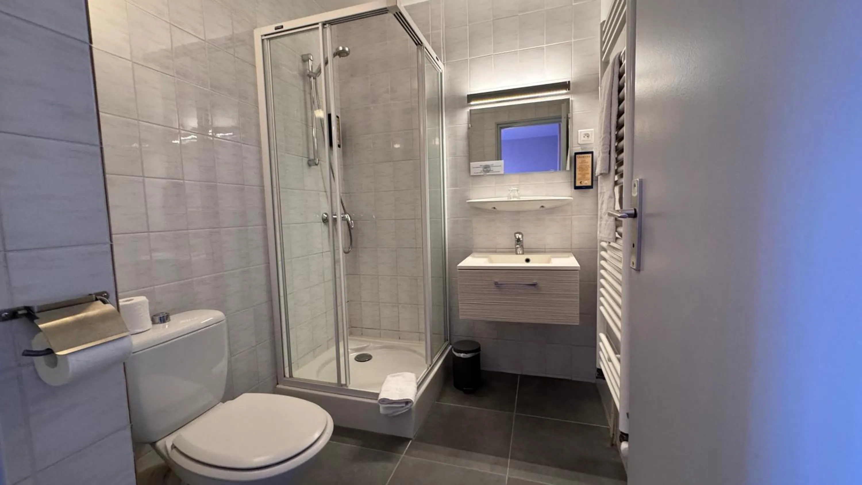 Shower in La Terrasse Fleurie, Logis, Hôtel et Restaurant