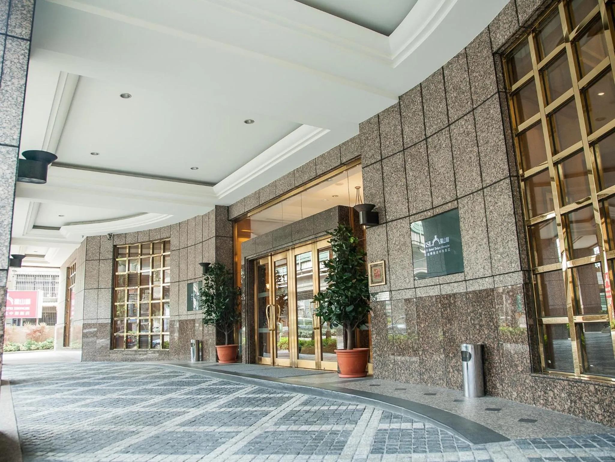 Facade/entrance in RSL Hotel Taipei Zhonghe