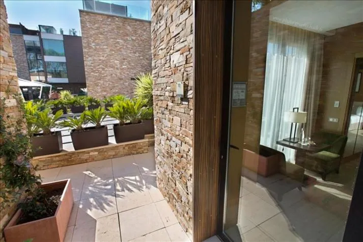 Facade/entrance in Hostellerie La Farandole