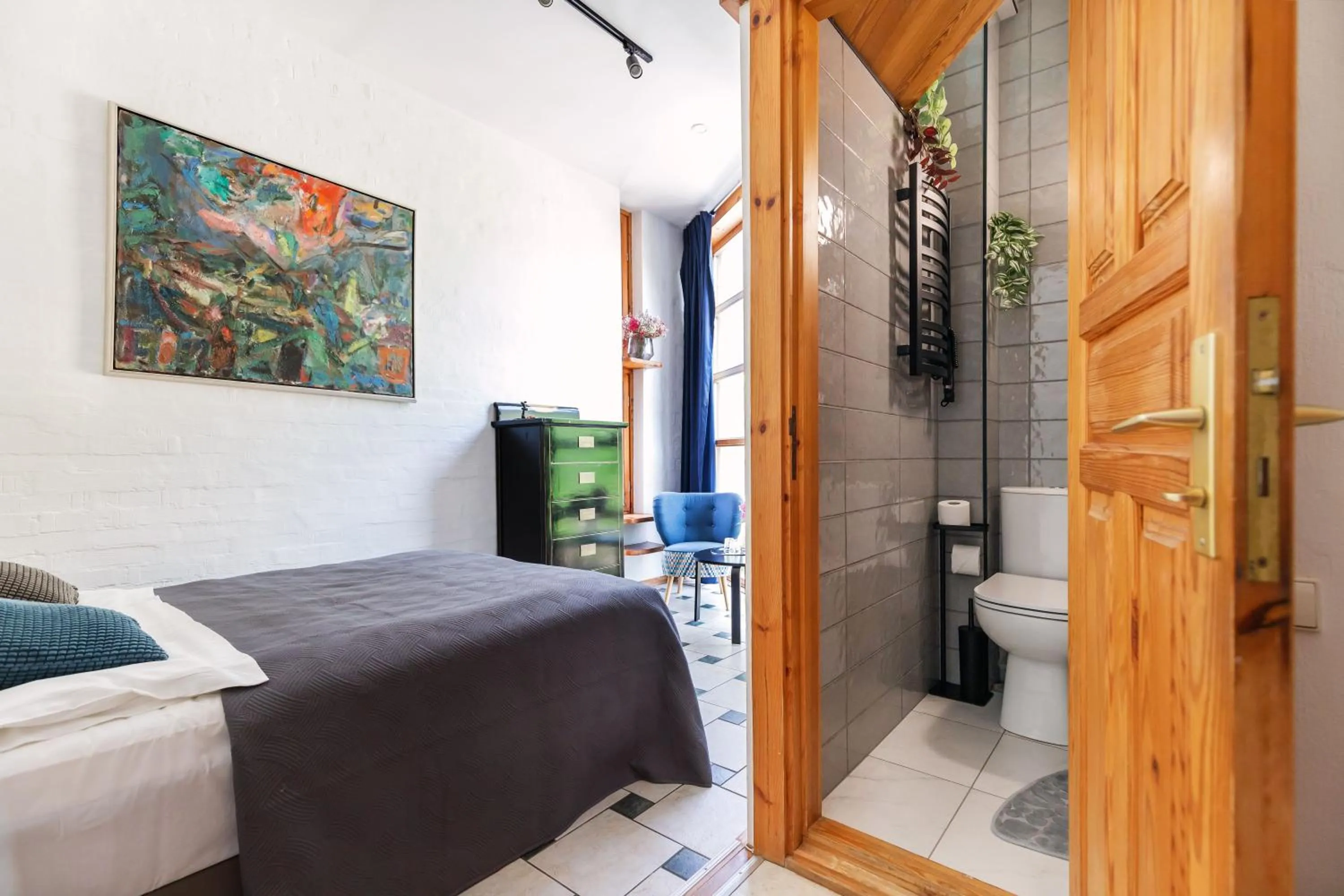 Photo of the whole room, Bed in House of Sun