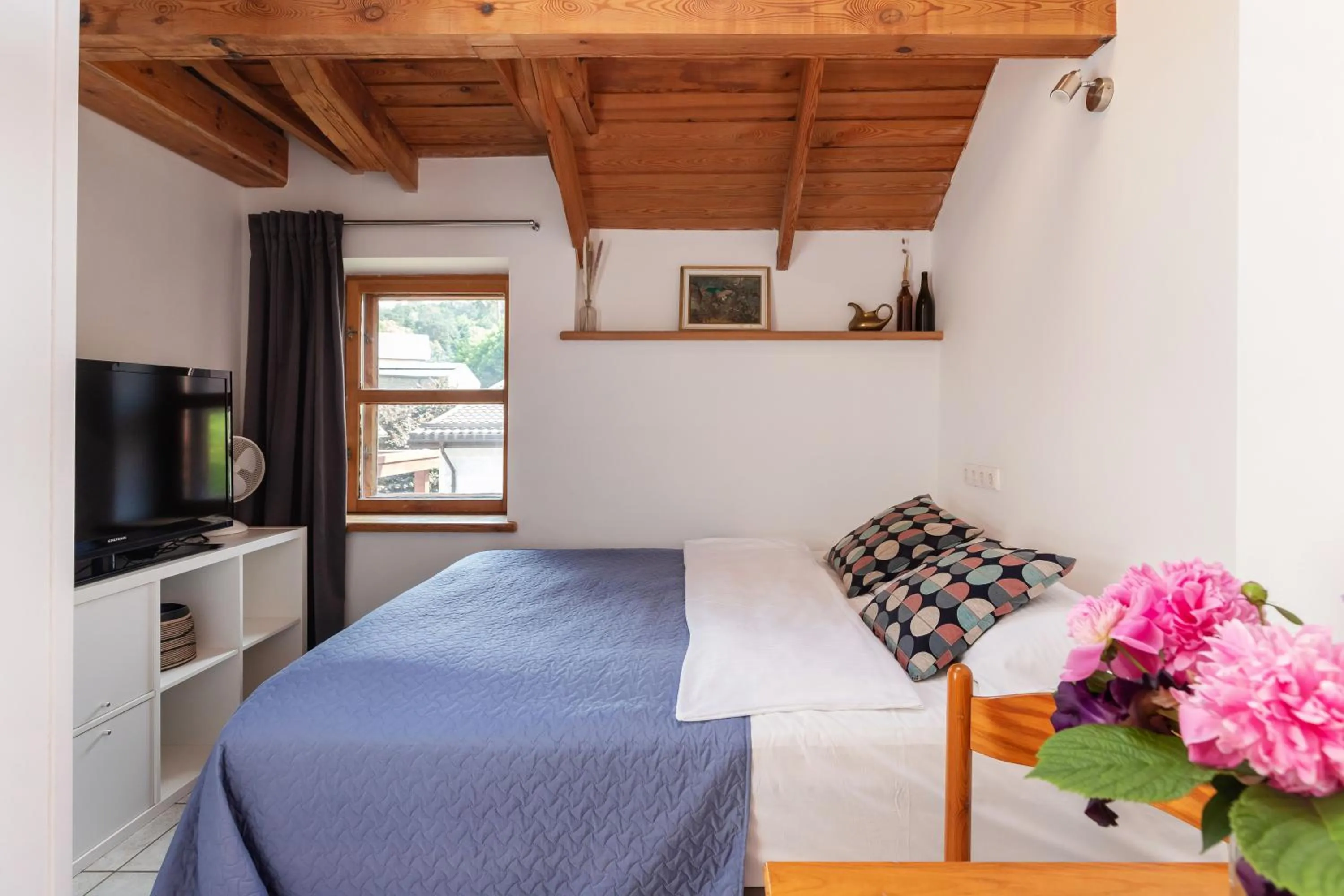 Photo of the whole room, Bed in House of Sun