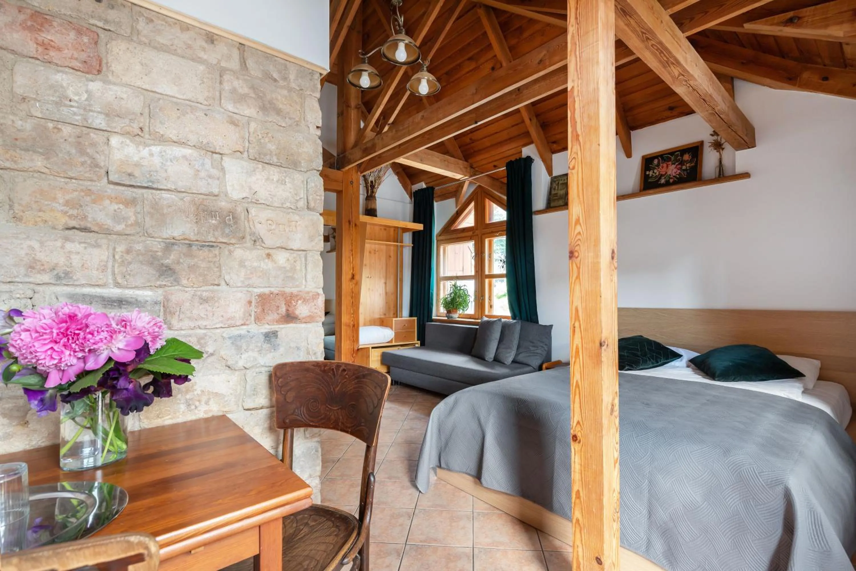 Photo of the whole room in House of Sun