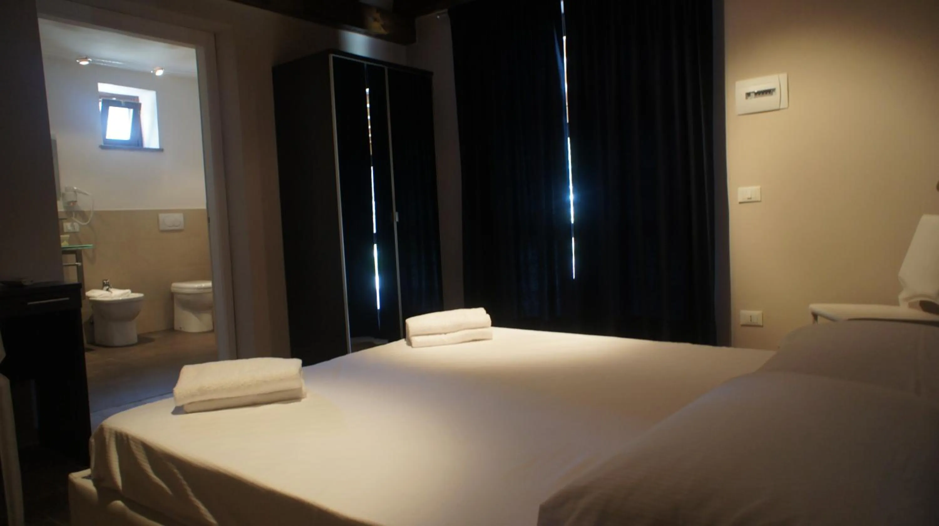 Toilet, Bed in Hotel Eremo