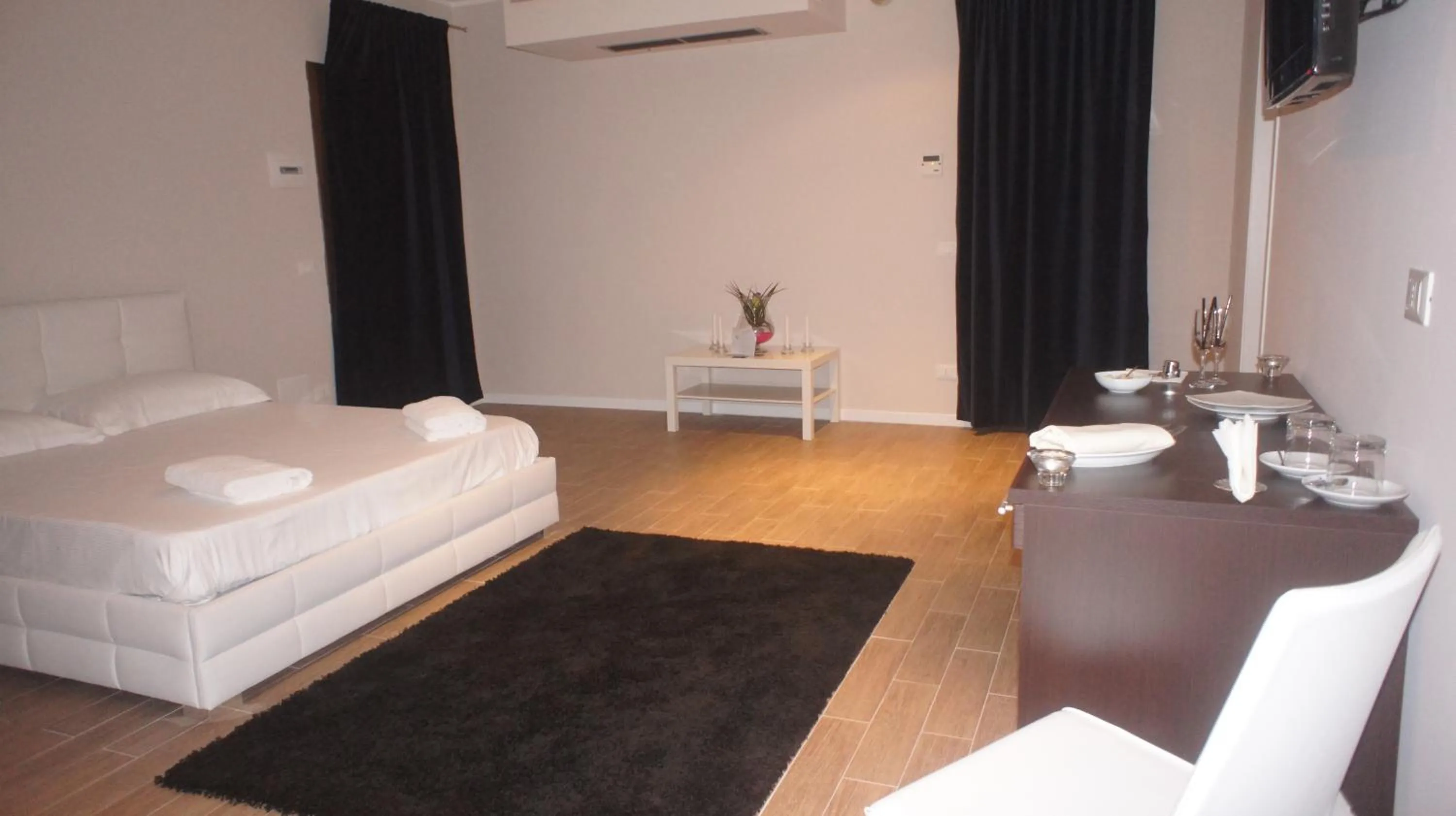 Shower, Bed in Hotel Eremo