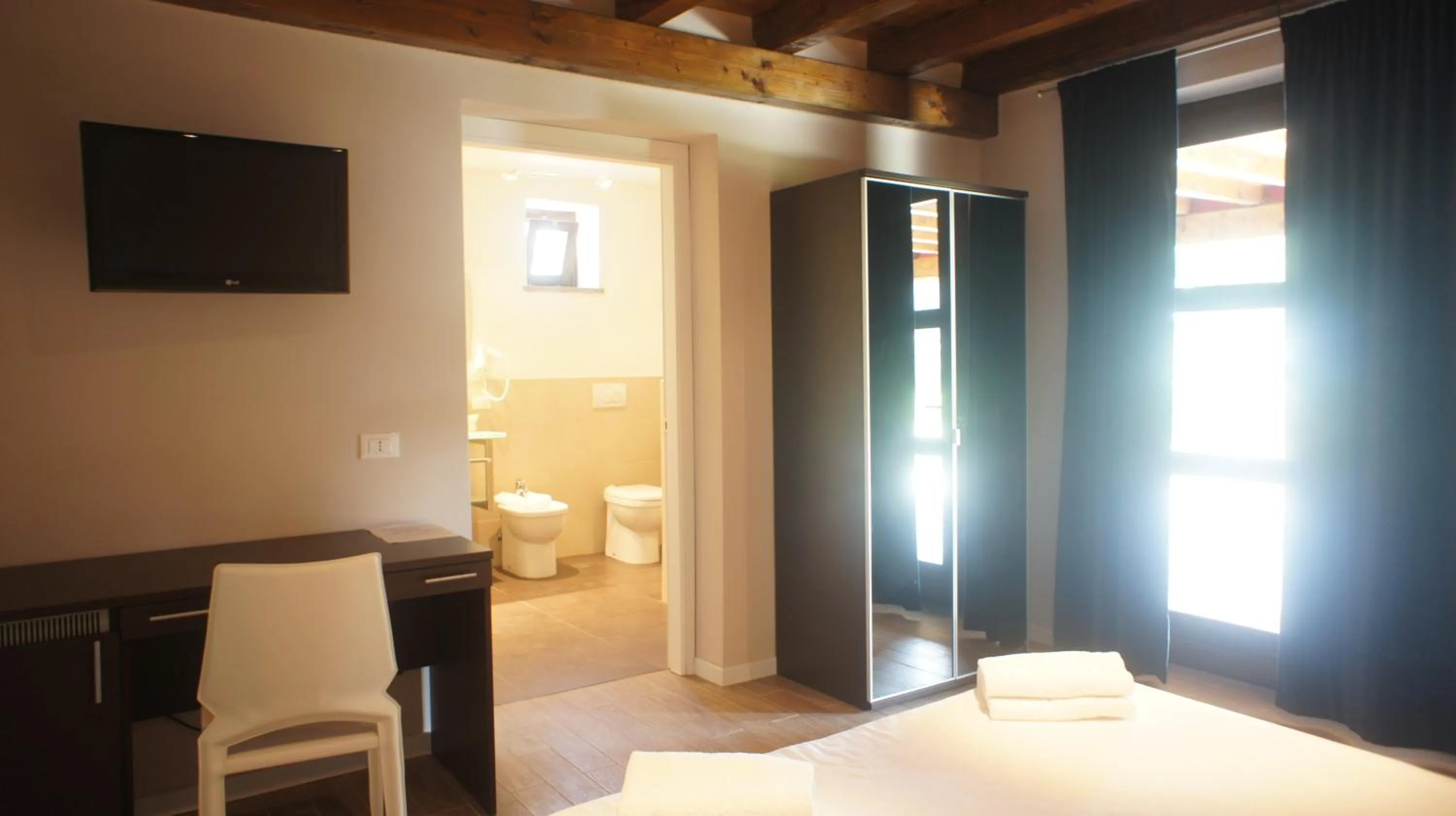 Toilet, Bed in Hotel Eremo