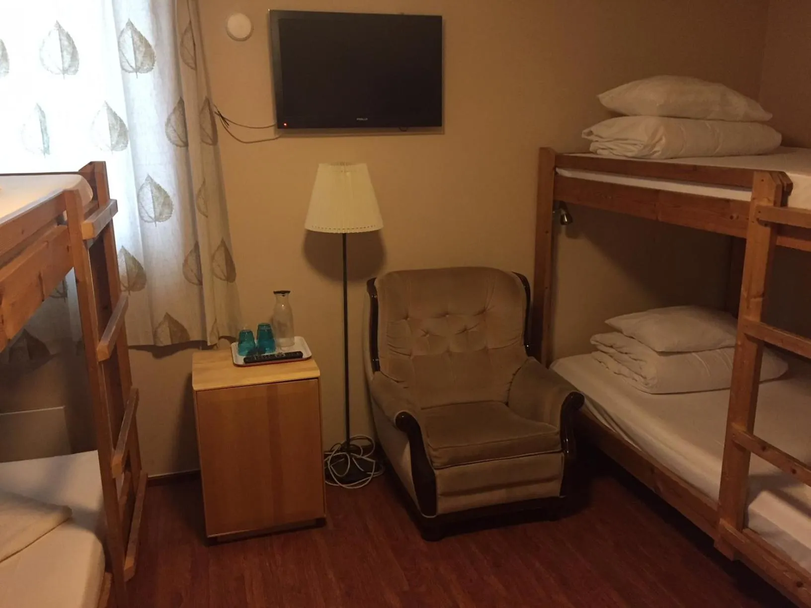 Bedroom, Bed in Viking Motel