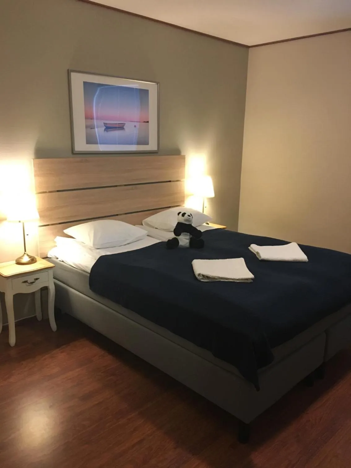 Photo of the whole room, Bed in Viking Motel