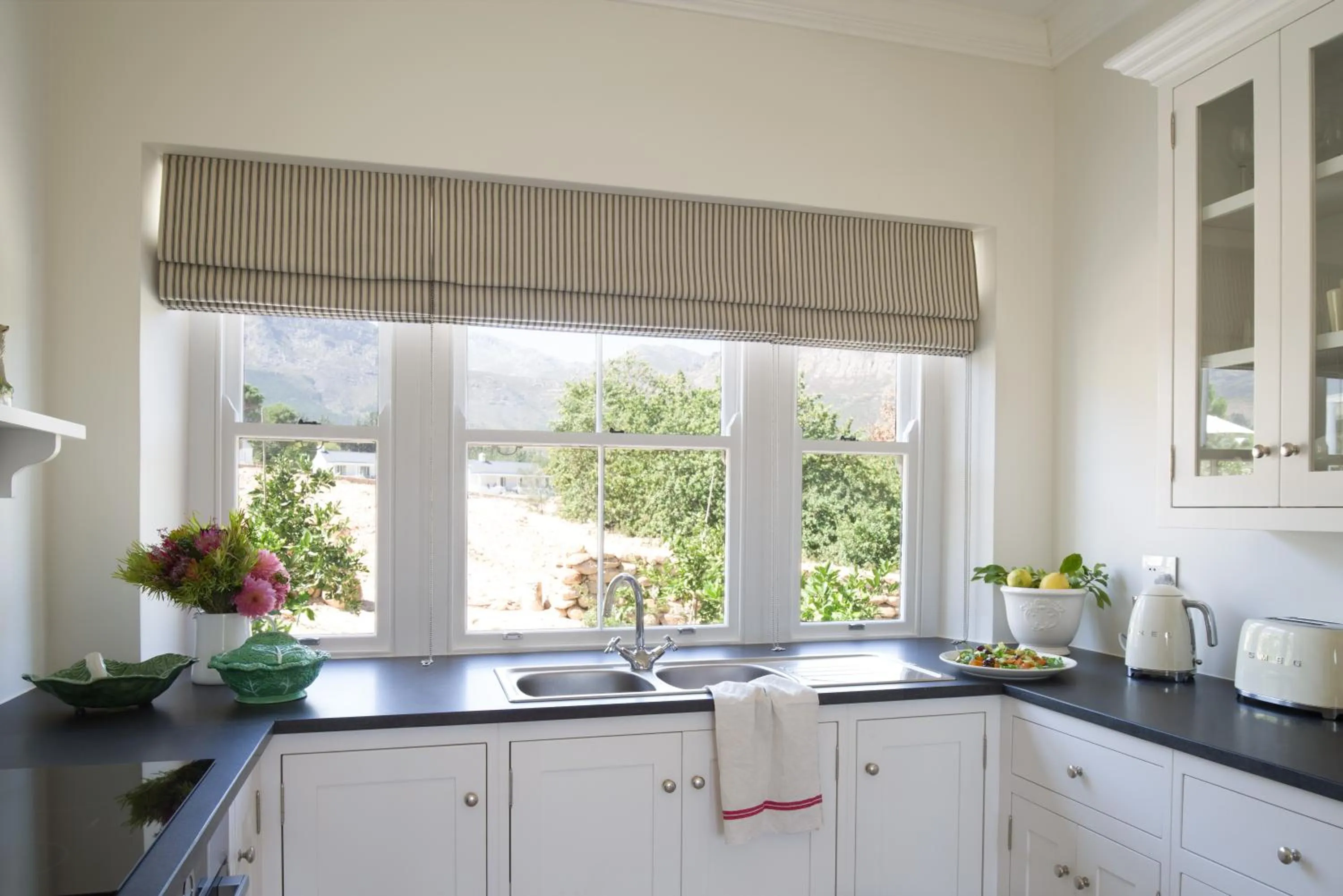Kitchen or kitchenette in La Cotte Orchard Cottages