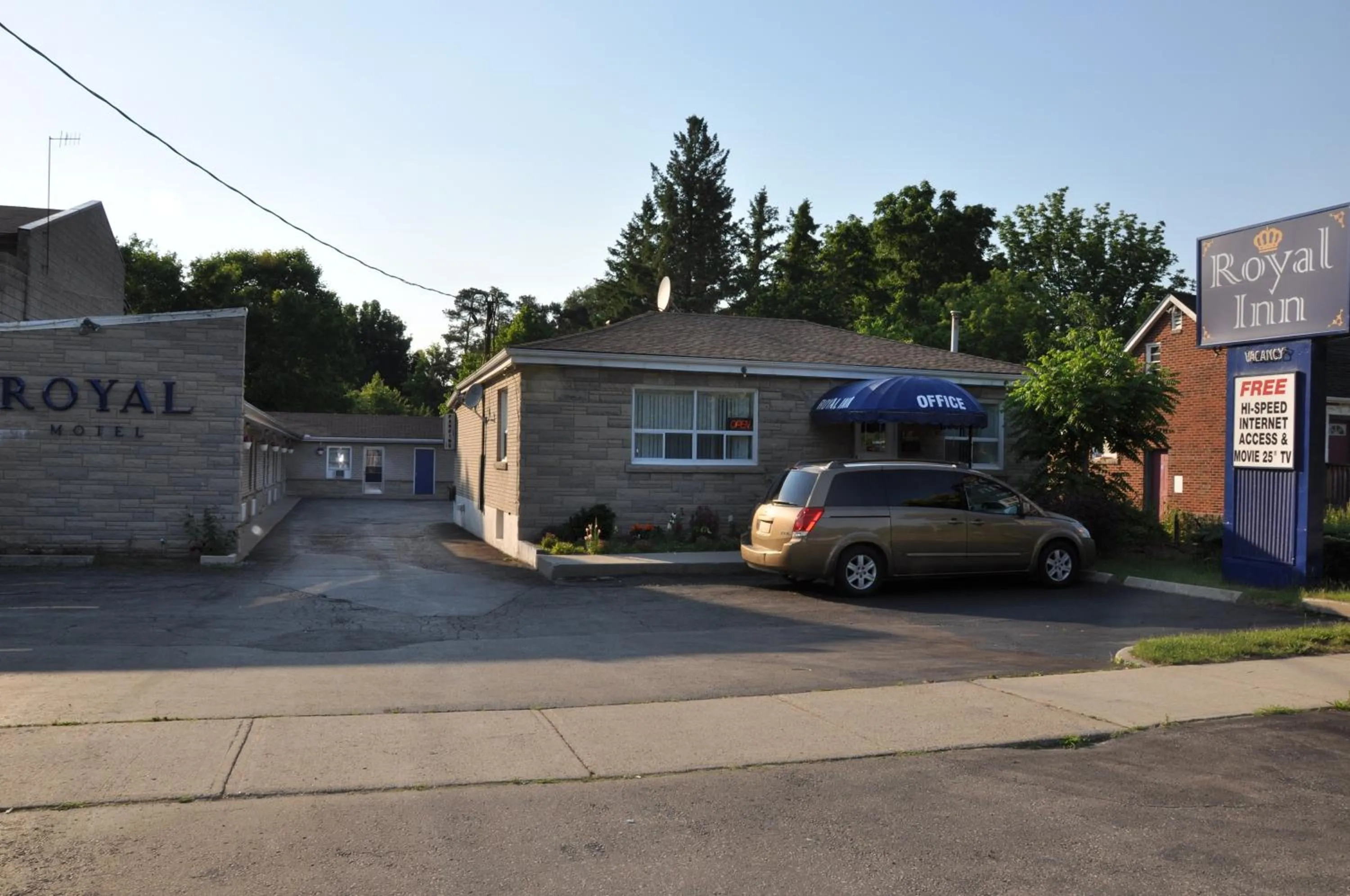 Facade/entrance in Royal Inn