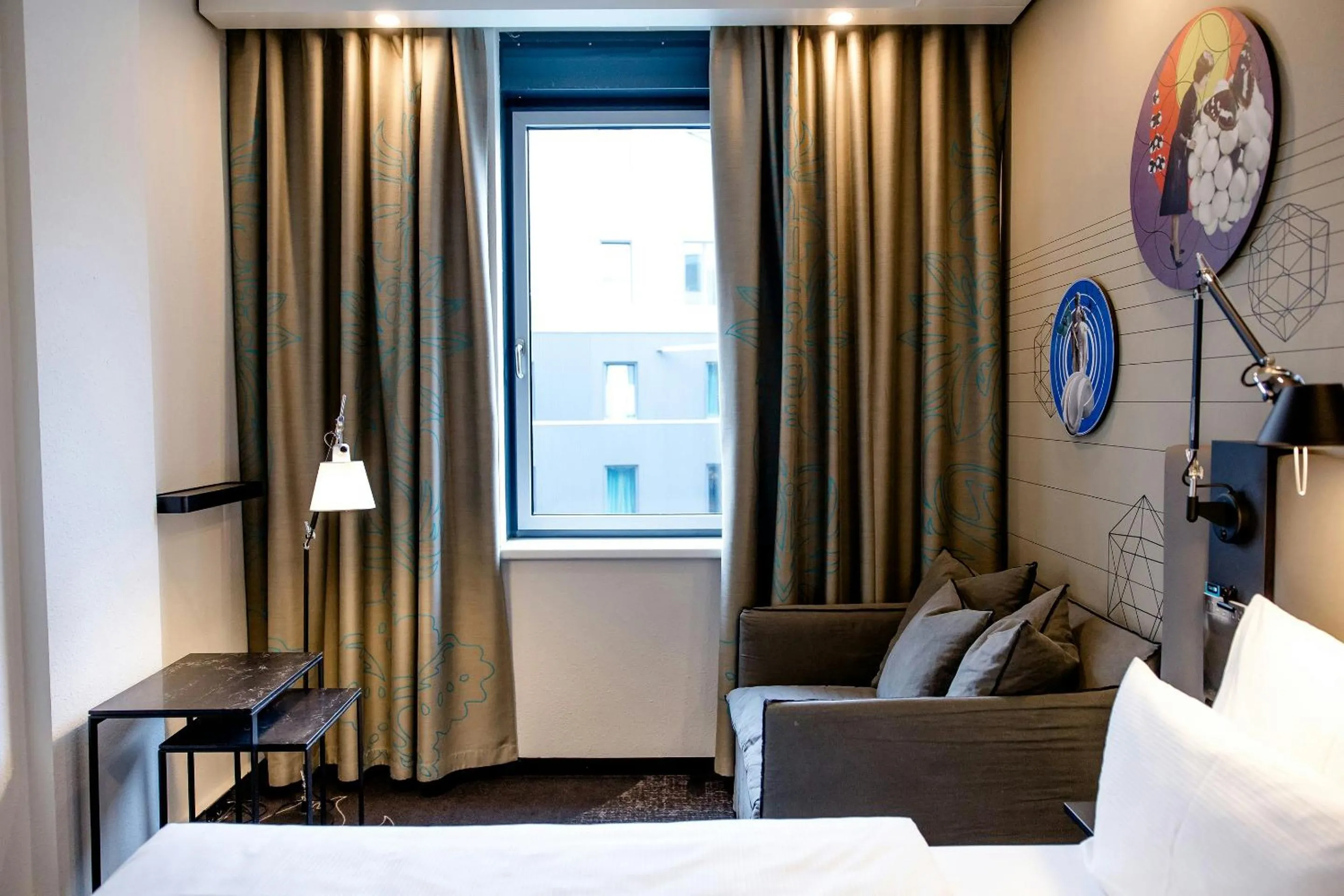 Photo of the whole room, Bed in Motel One Wien Westbahnhof