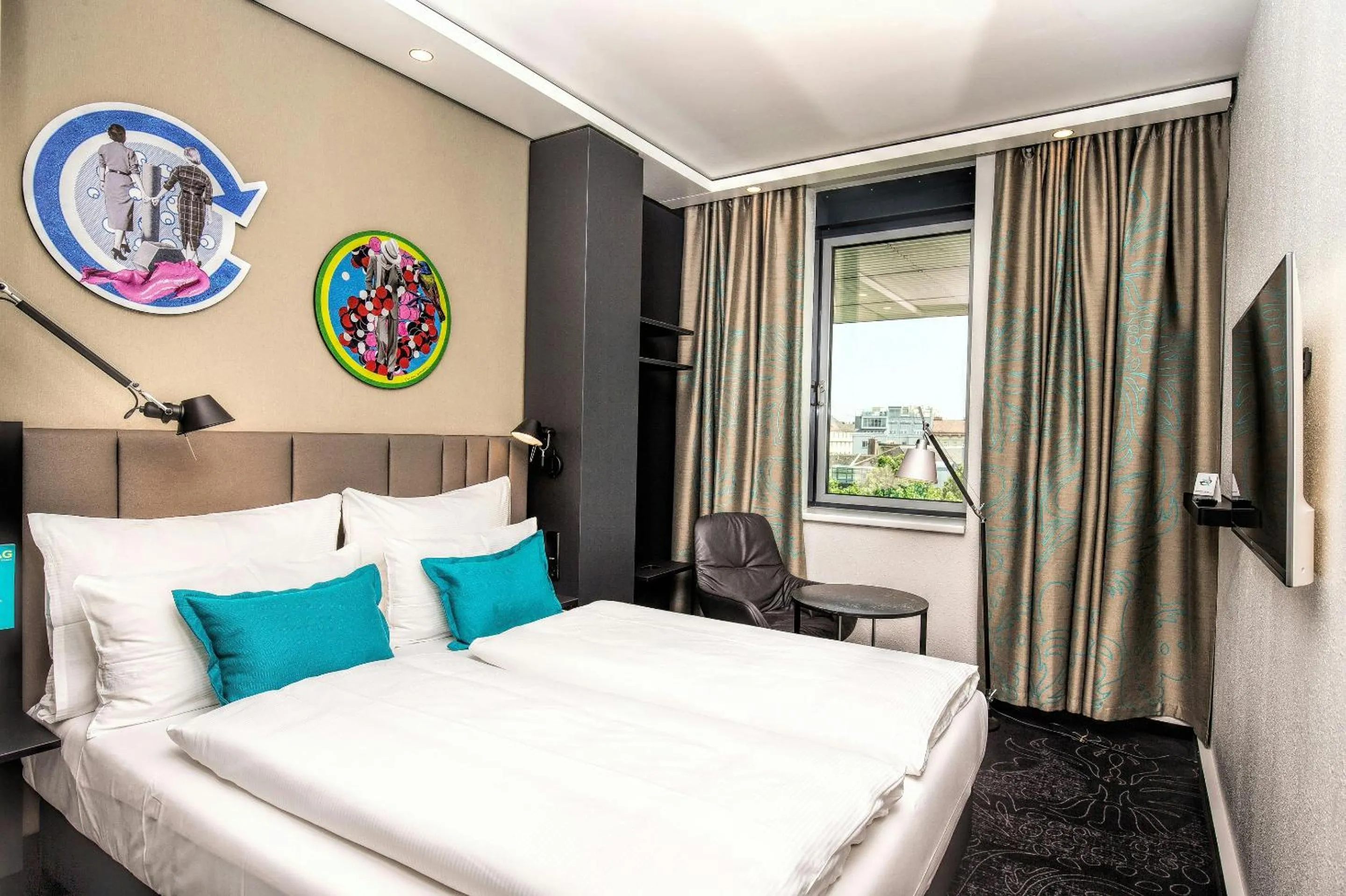 Photo of the whole room, Bed in Motel One Wien Westbahnhof
