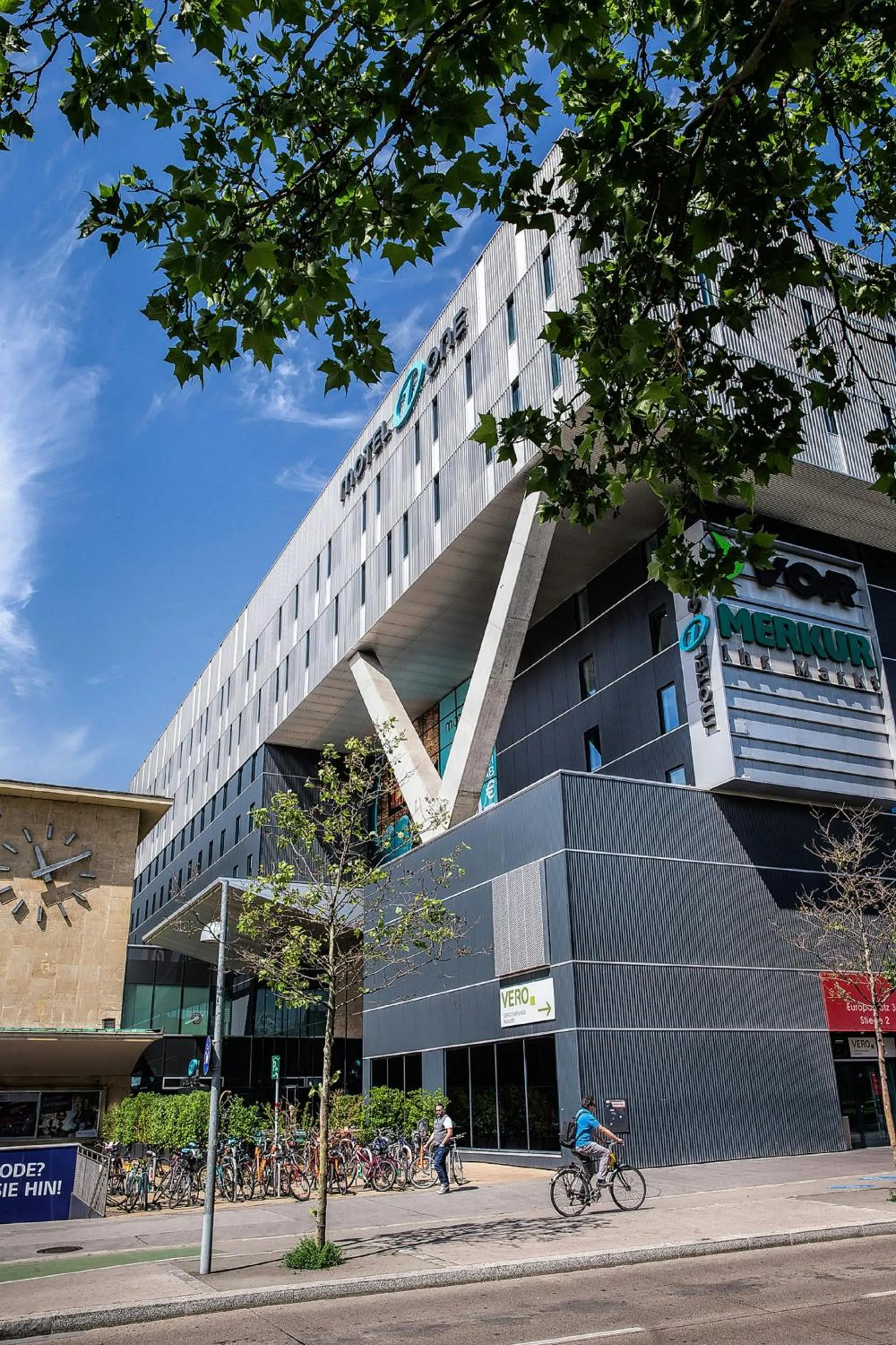 Facade/entrance in Motel One Wien Westbahnhof
