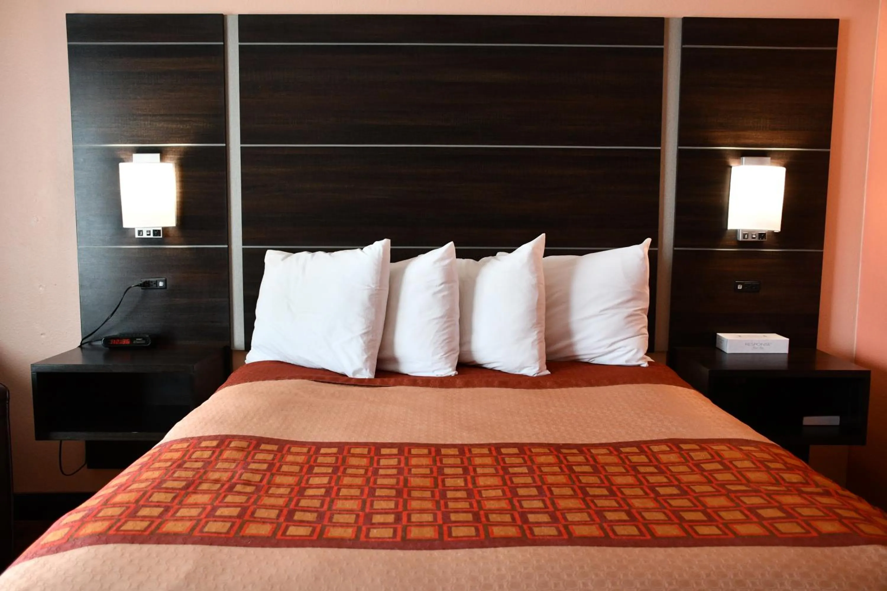 Bed in Regency Inn & Suites Faribault